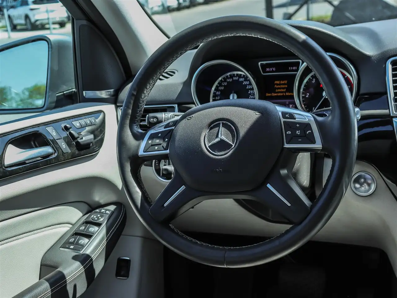 Mercedes-Benz M-Class снимка Mercedes-Benz M-Class