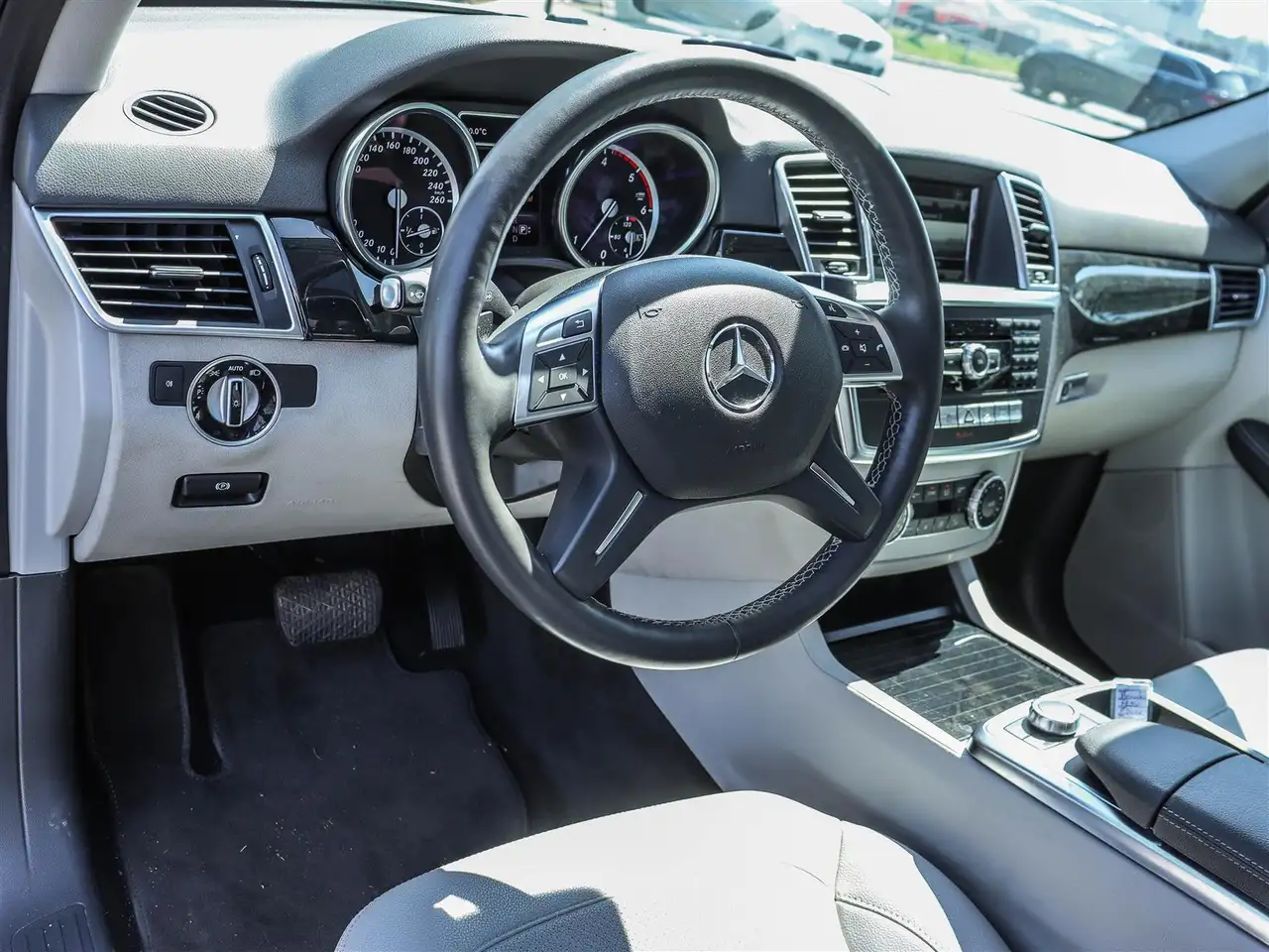 Mercedes-Benz M-Class снимка Mercedes-Benz M-Class