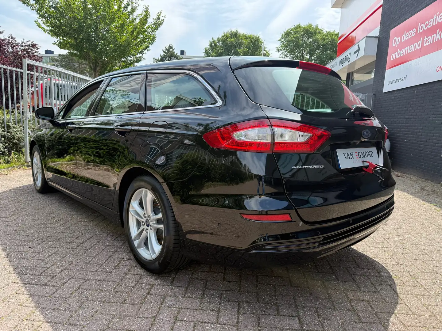 Ford Mondeo Wagon 1.5 Titanium Zwart - 2
