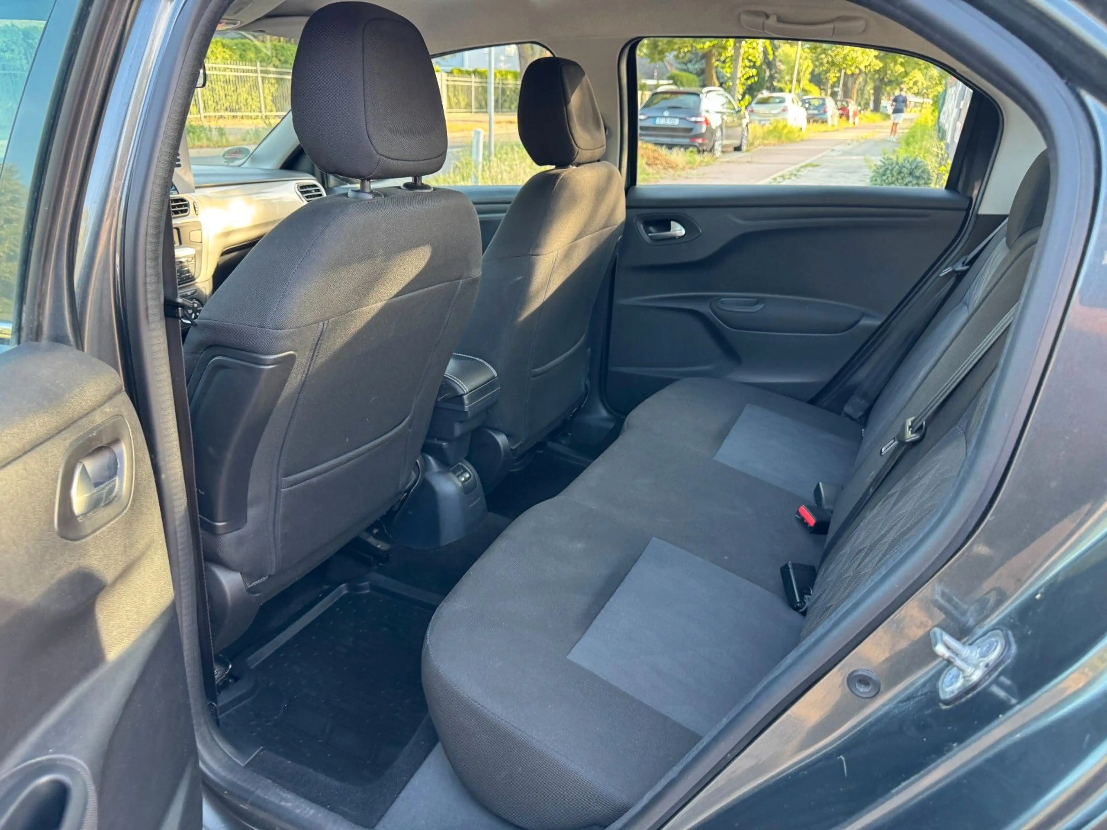 Citroen C-Elysée Selection 1.6*Klimaautomatik*Tempomat* — photo 13