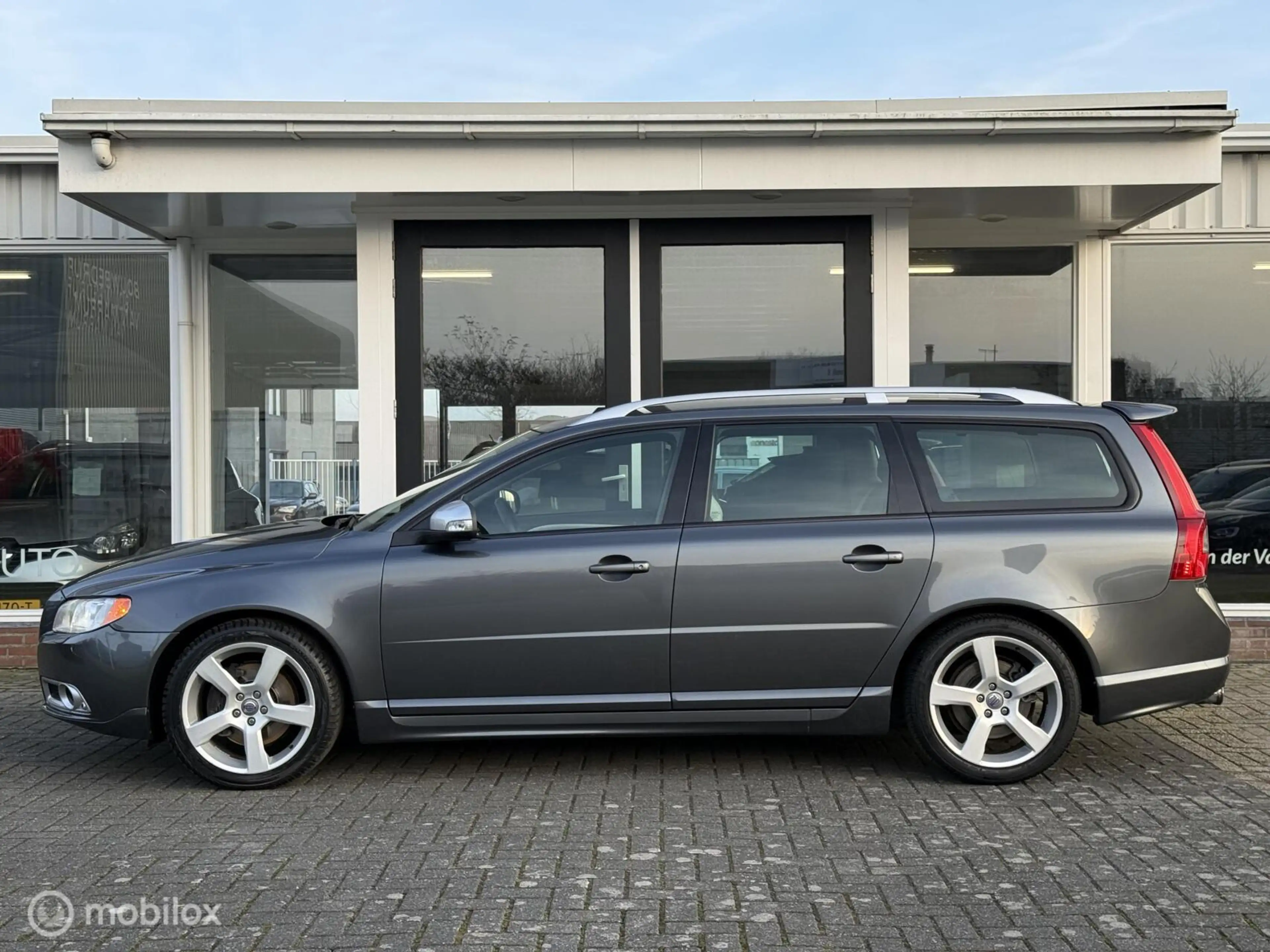 Volvo V70 2.0T R-Edition / NIEUWE MOTOR / R-Design / Leder — photo 4