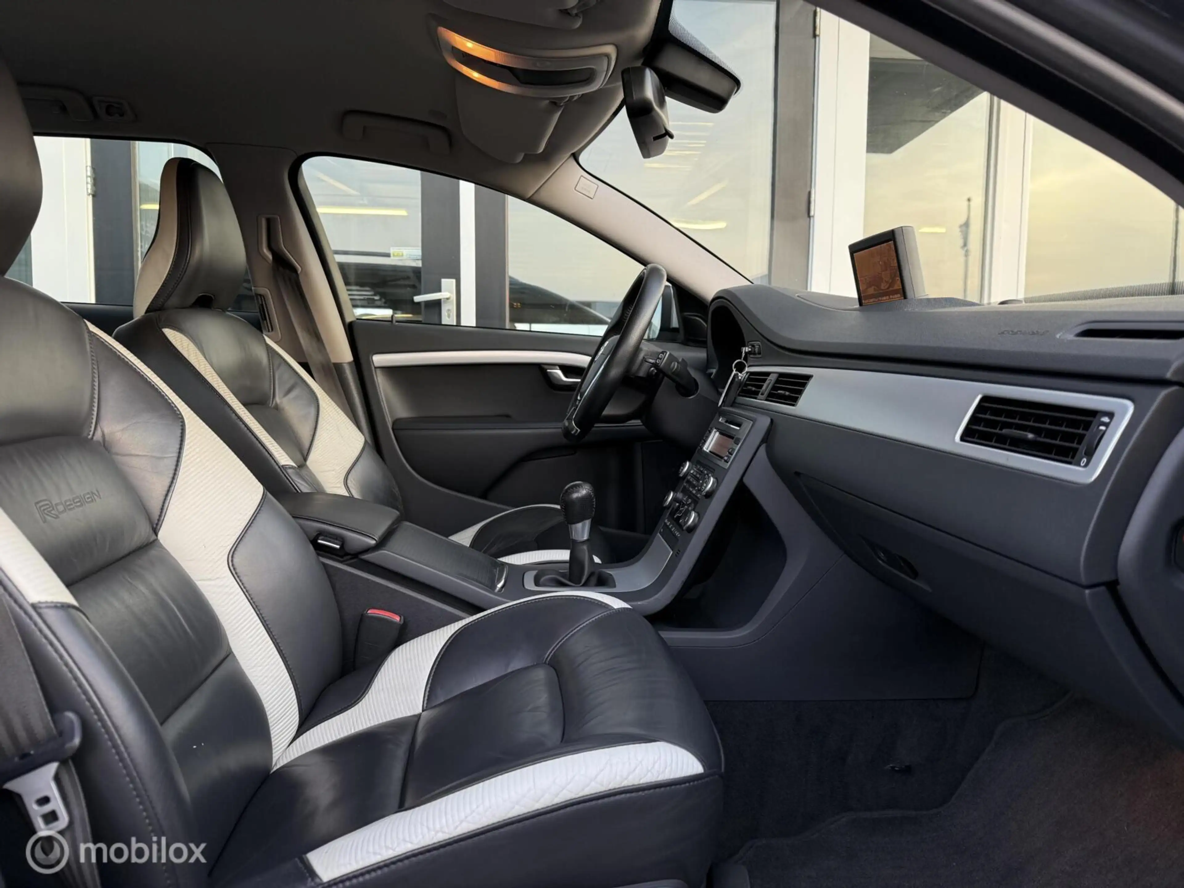 Volvo V70 2.0T R-Edition / NIEUWE MOTOR / R-Design / Leder — photo 12