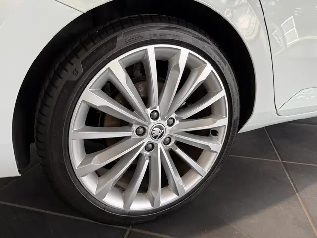 Skoda Superb view 8