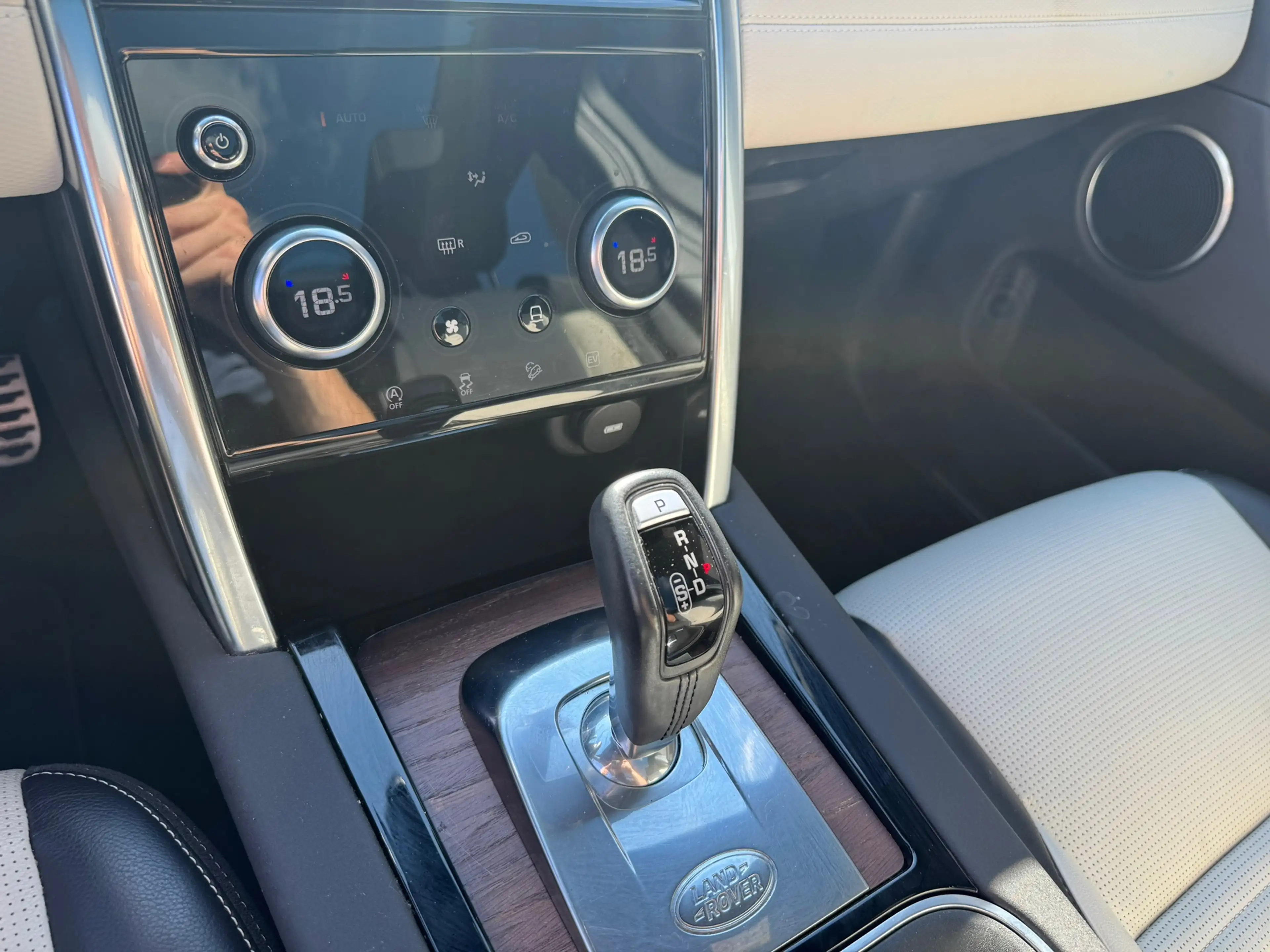 Land Rover Discovery Sport P300e 1.5 R-Dynamic S — photo 25