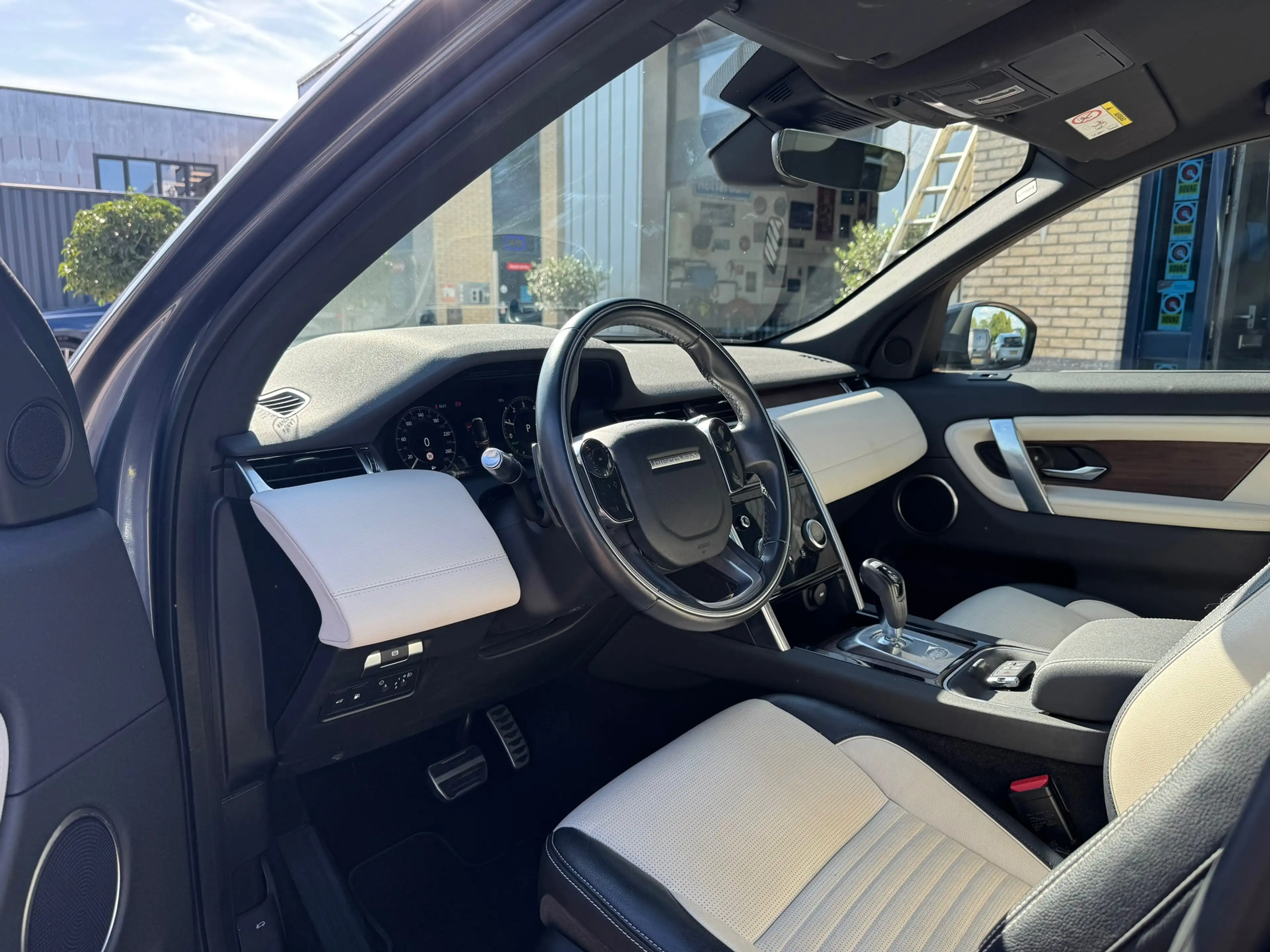 Land Rover Discovery Sport P300e 1.5 R-Dynamic S — photo 9