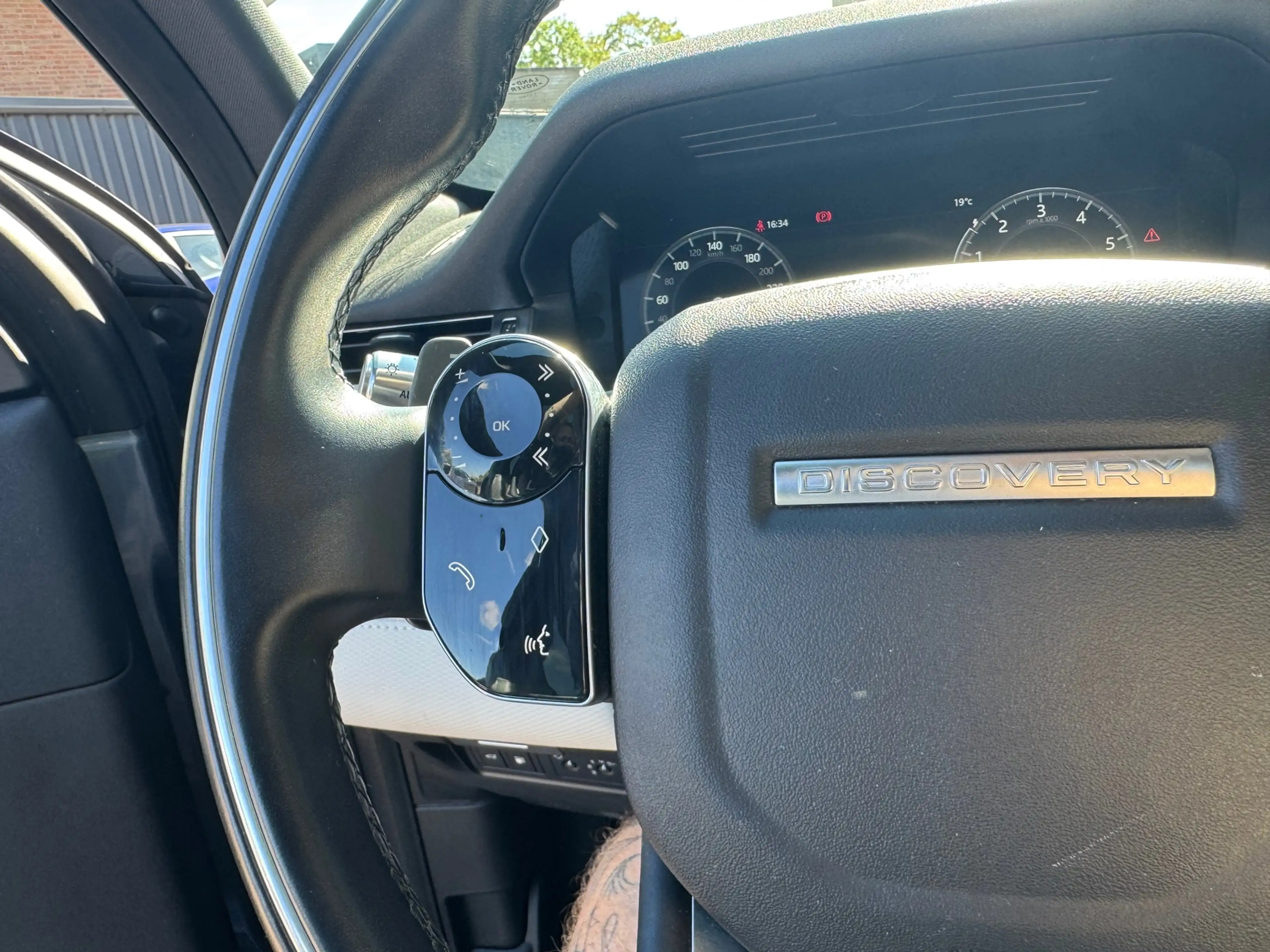 Land Rover Discovery Sport P300e 1.5 R-Dynamic S — photo 28