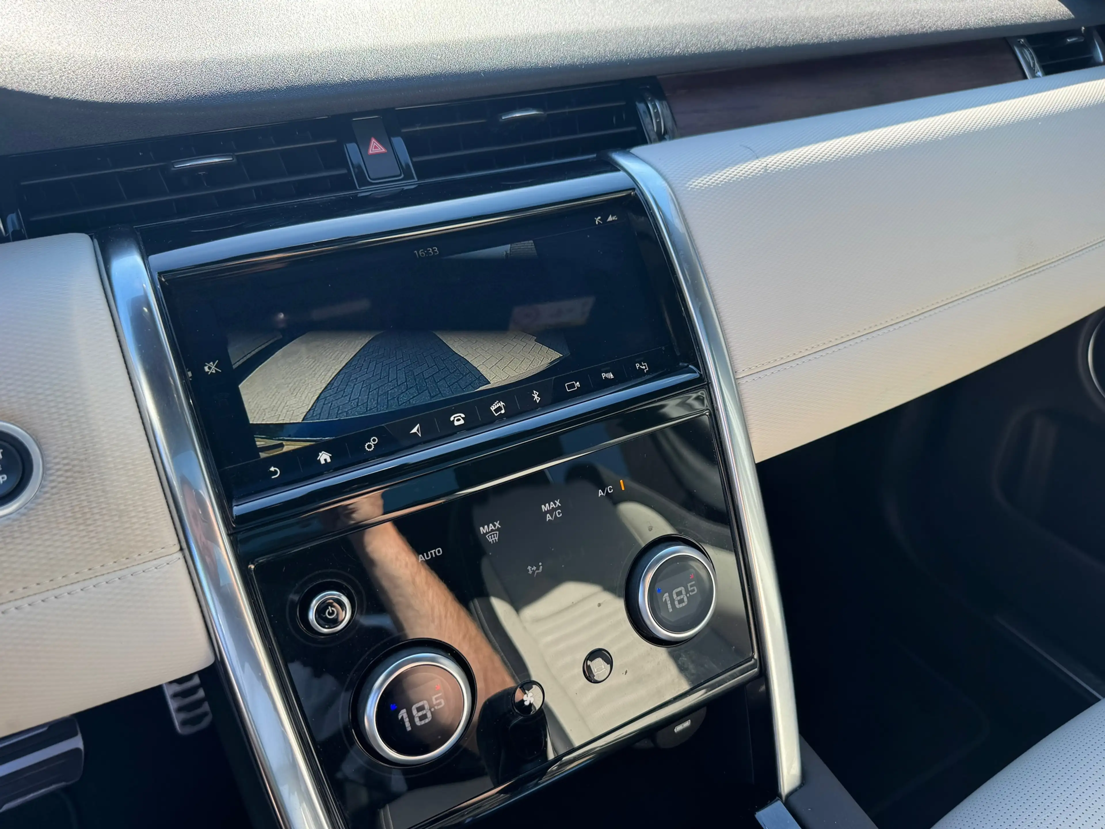Land Rover Discovery Sport P300e 1.5 R-Dynamic S — photo 23