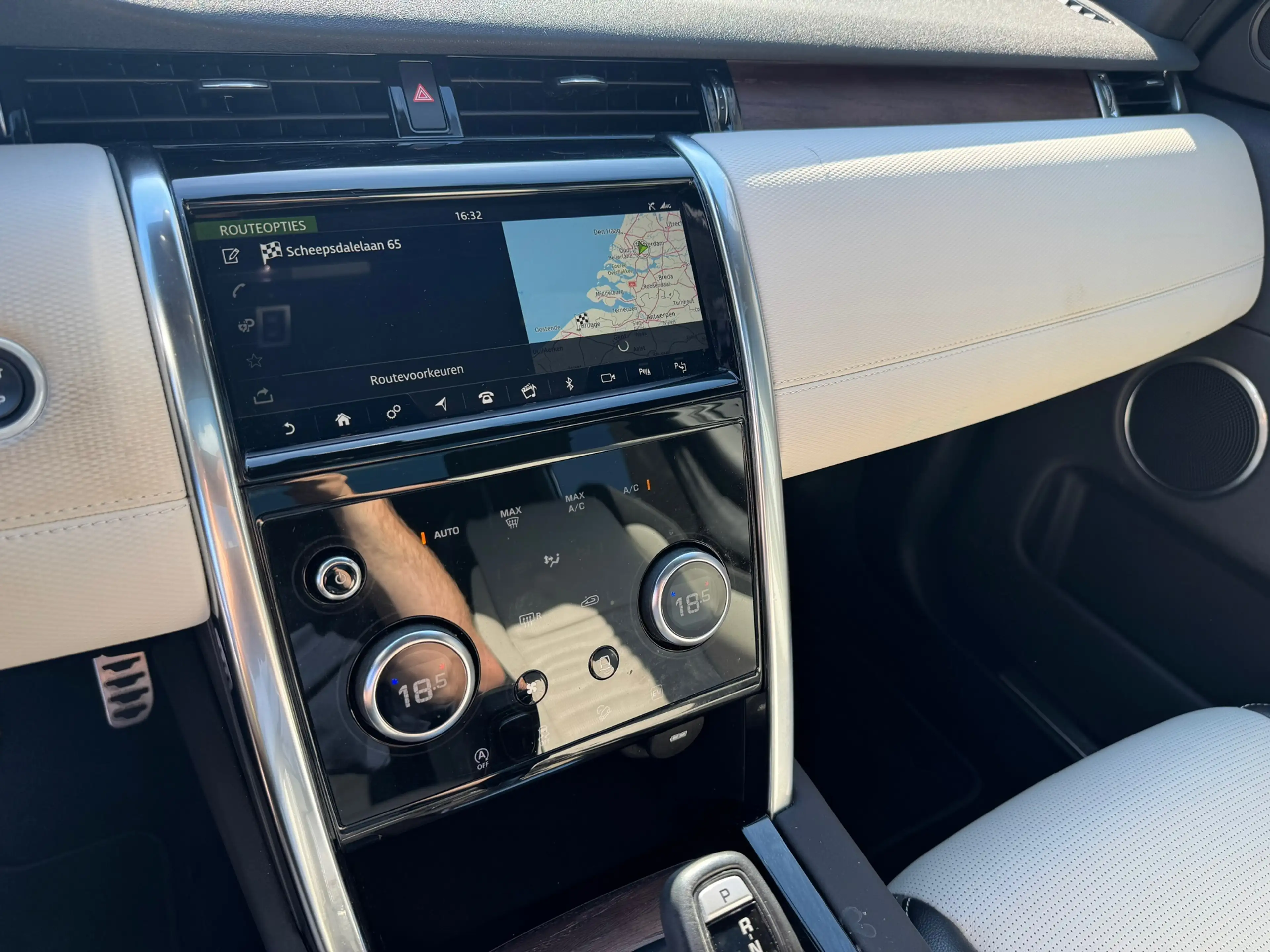 Land Rover Discovery Sport P300e 1.5 R-Dynamic S — photo 18