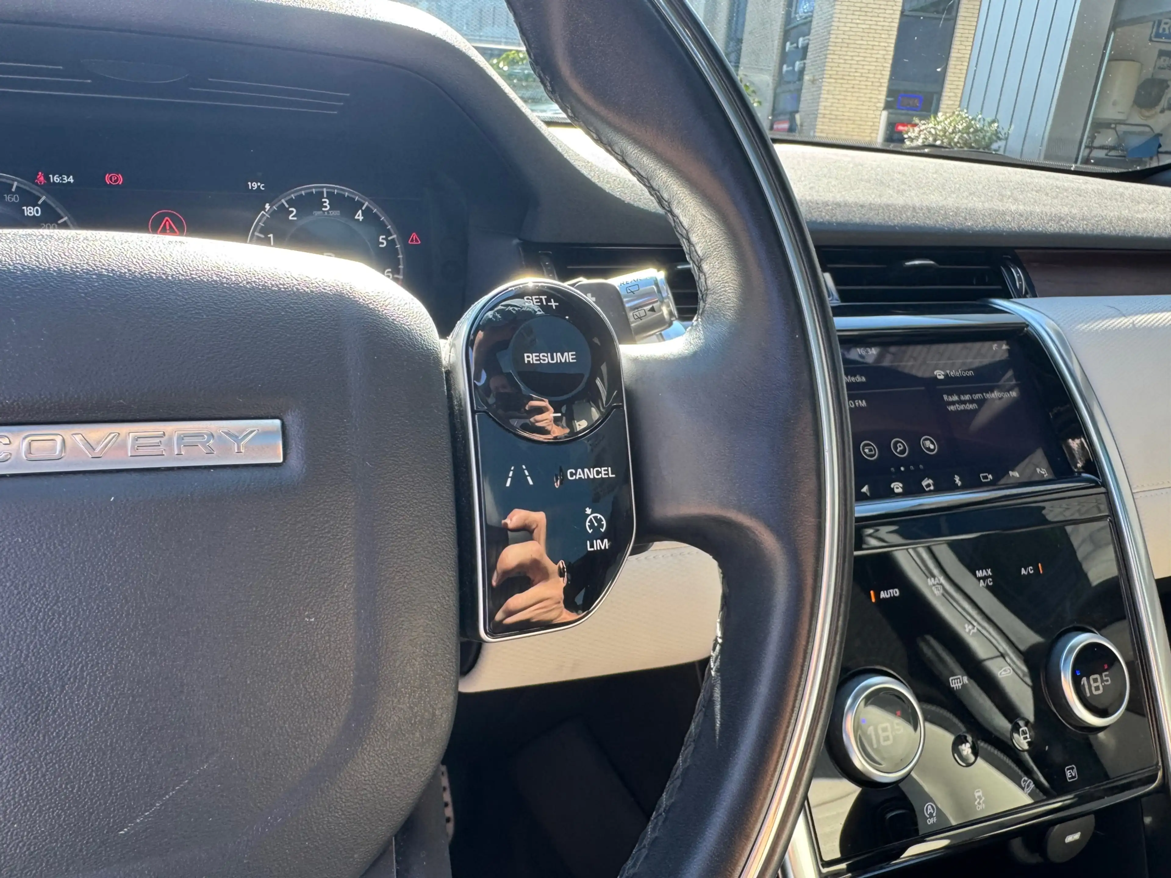 Land Rover Discovery Sport P300e 1.5 R-Dynamic S — photo 29