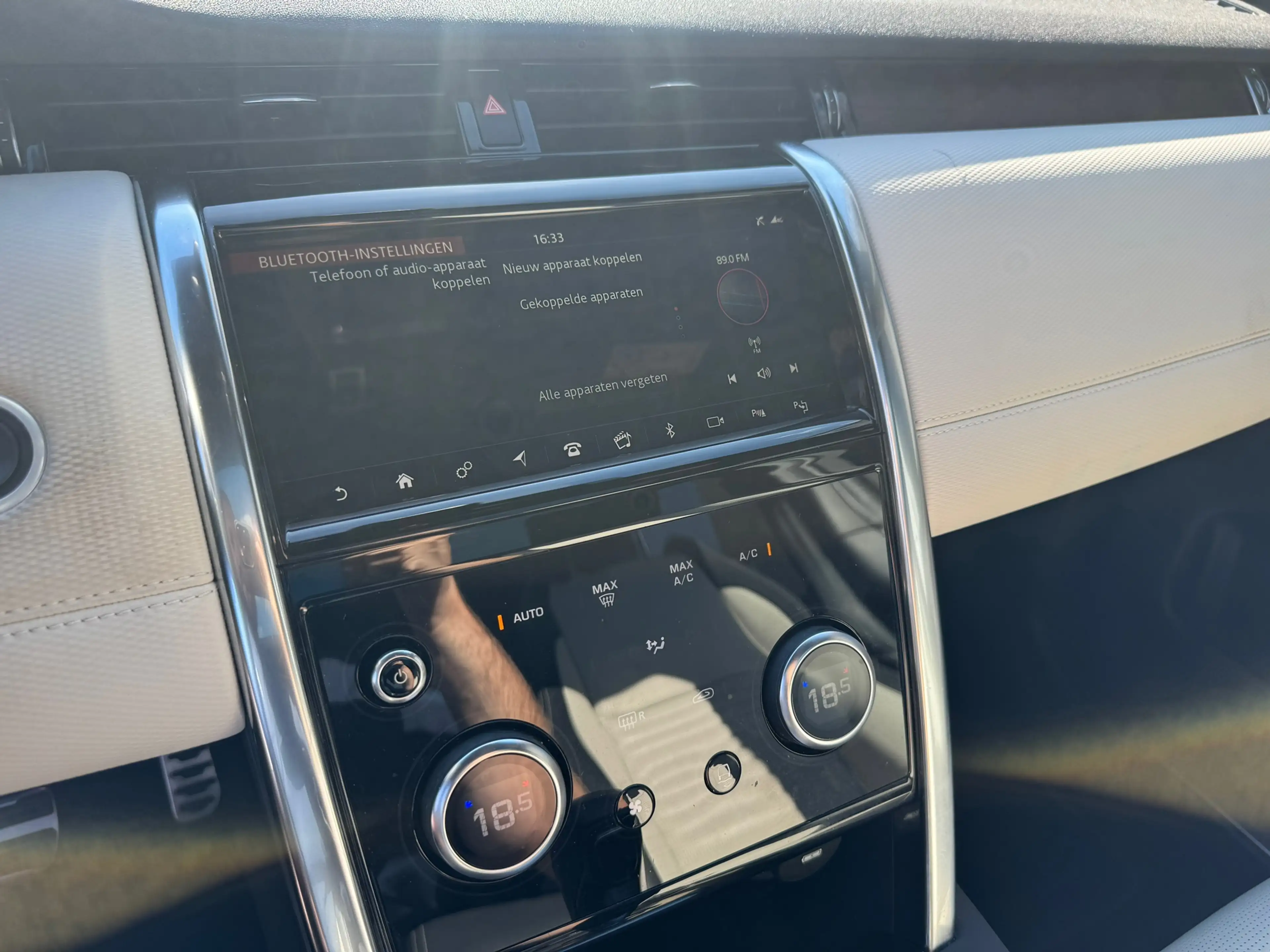 Land Rover Discovery Sport P300e 1.5 R-Dynamic S — photo 24