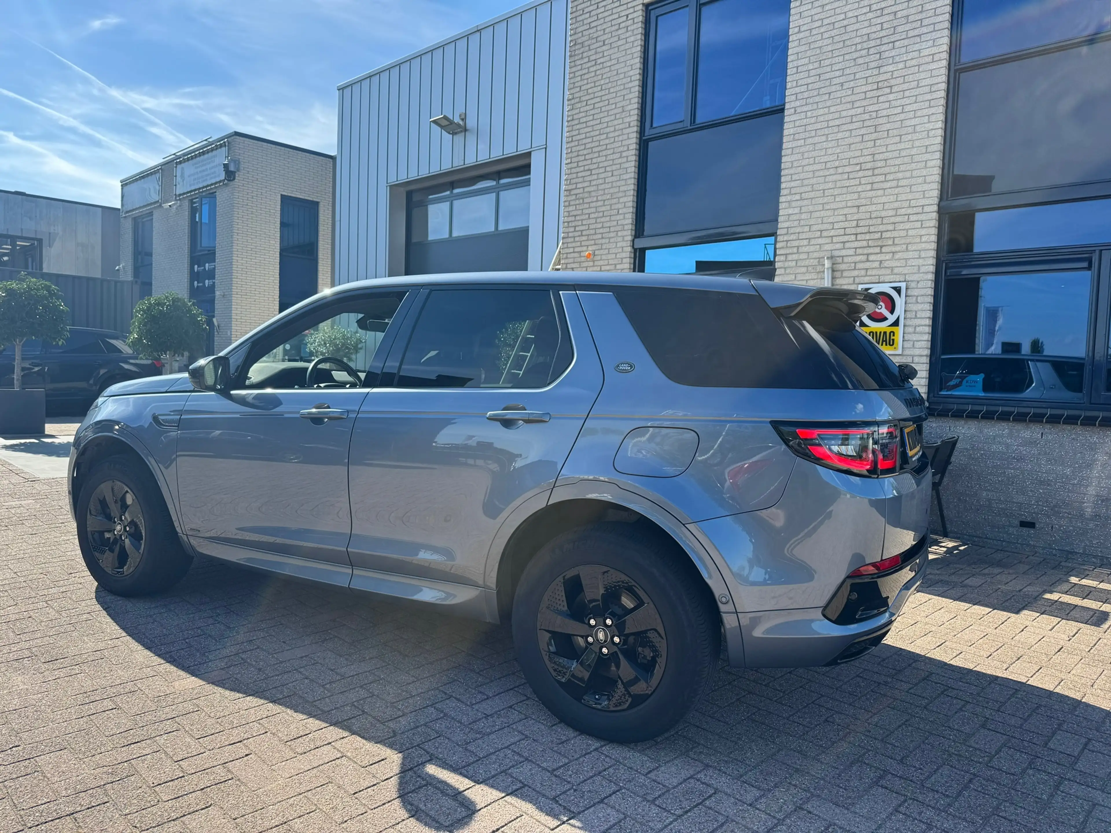 Land Rover Discovery Sport P300e 1.5 R-Dynamic S — photo 2