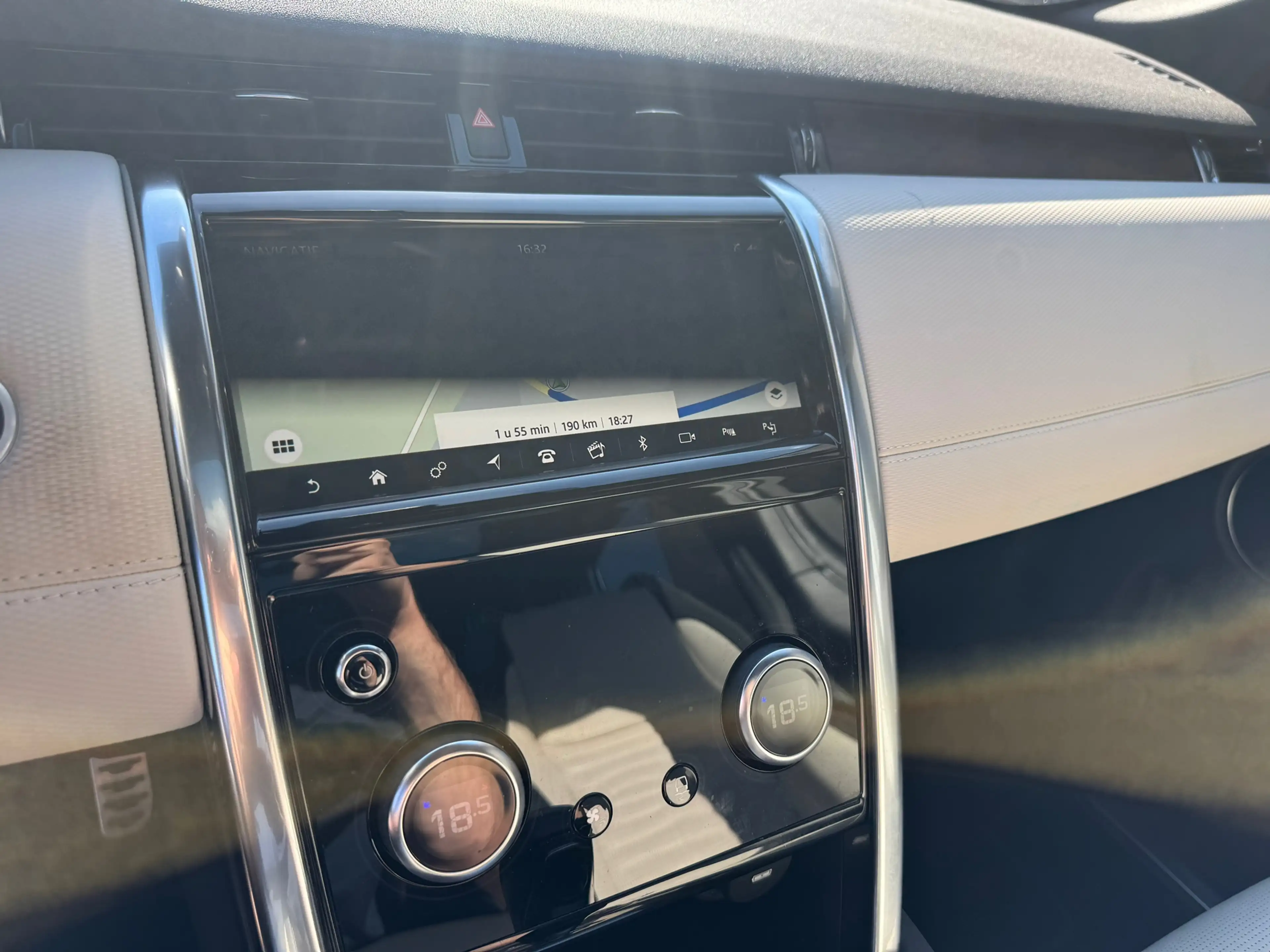 Land Rover Discovery Sport P300e 1.5 R-Dynamic S — photo 20
