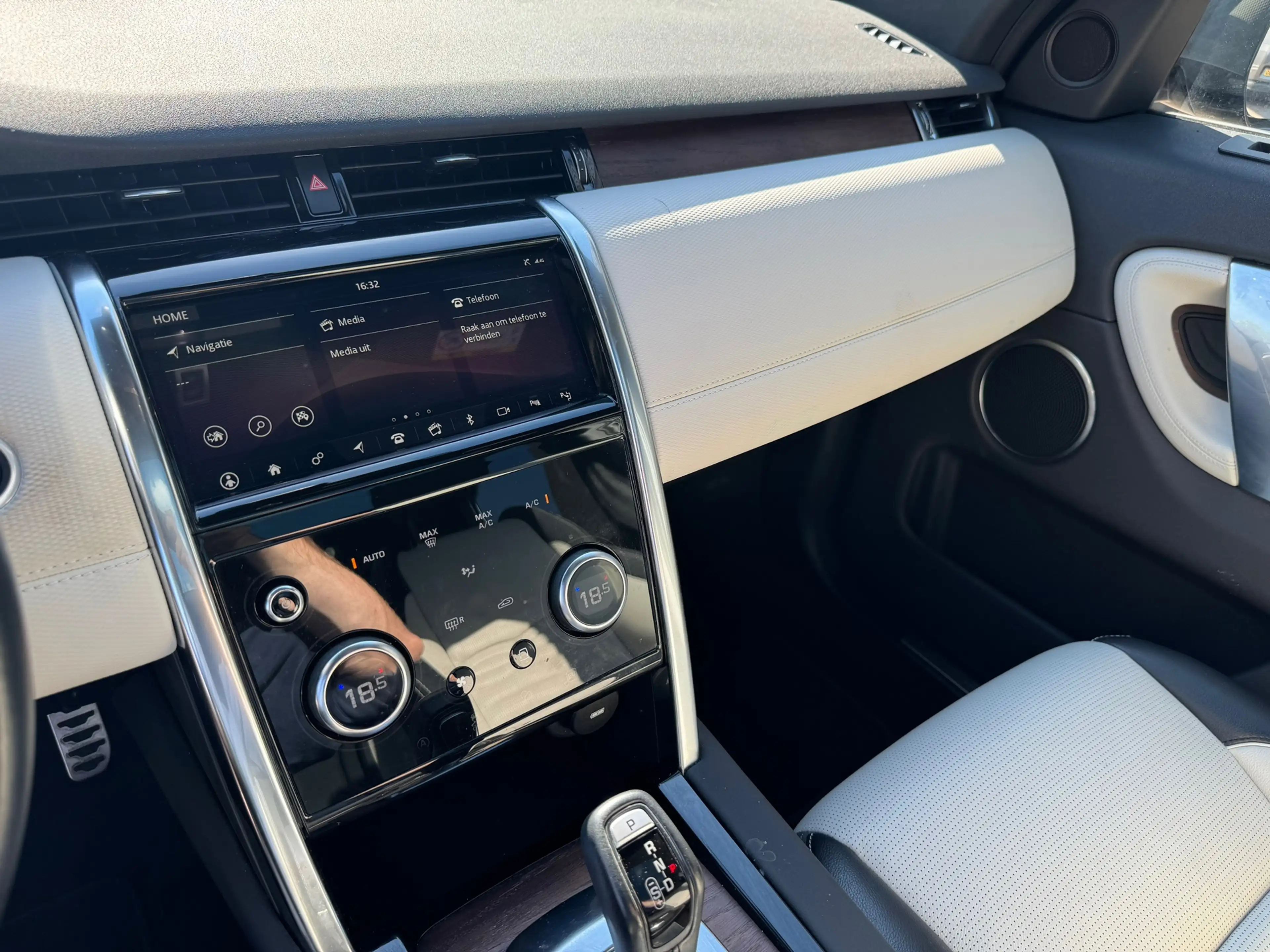 Land Rover Discovery Sport P300e 1.5 R-Dynamic S — photo 17
