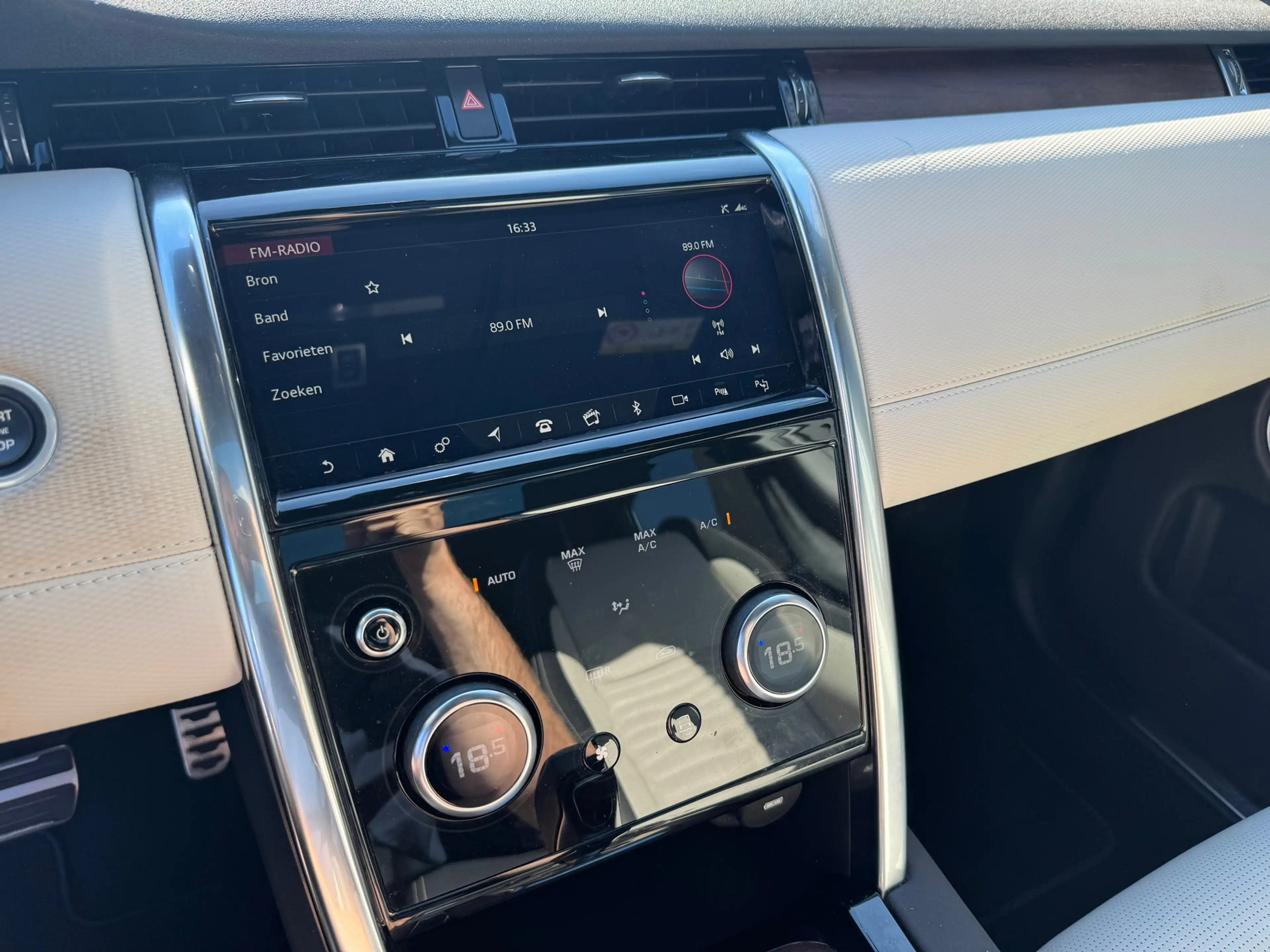 Land Rover Discovery Sport P300e 1.5 R-Dynamic S — photo 22