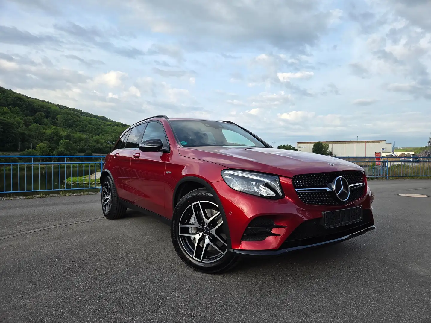 Mercedes-Benz GLC 43 AMG TRAUM*DESIGNO*LUFT*PRE-SAFE*DISTRONIC*8x*GARANTIE Червоний - 1
