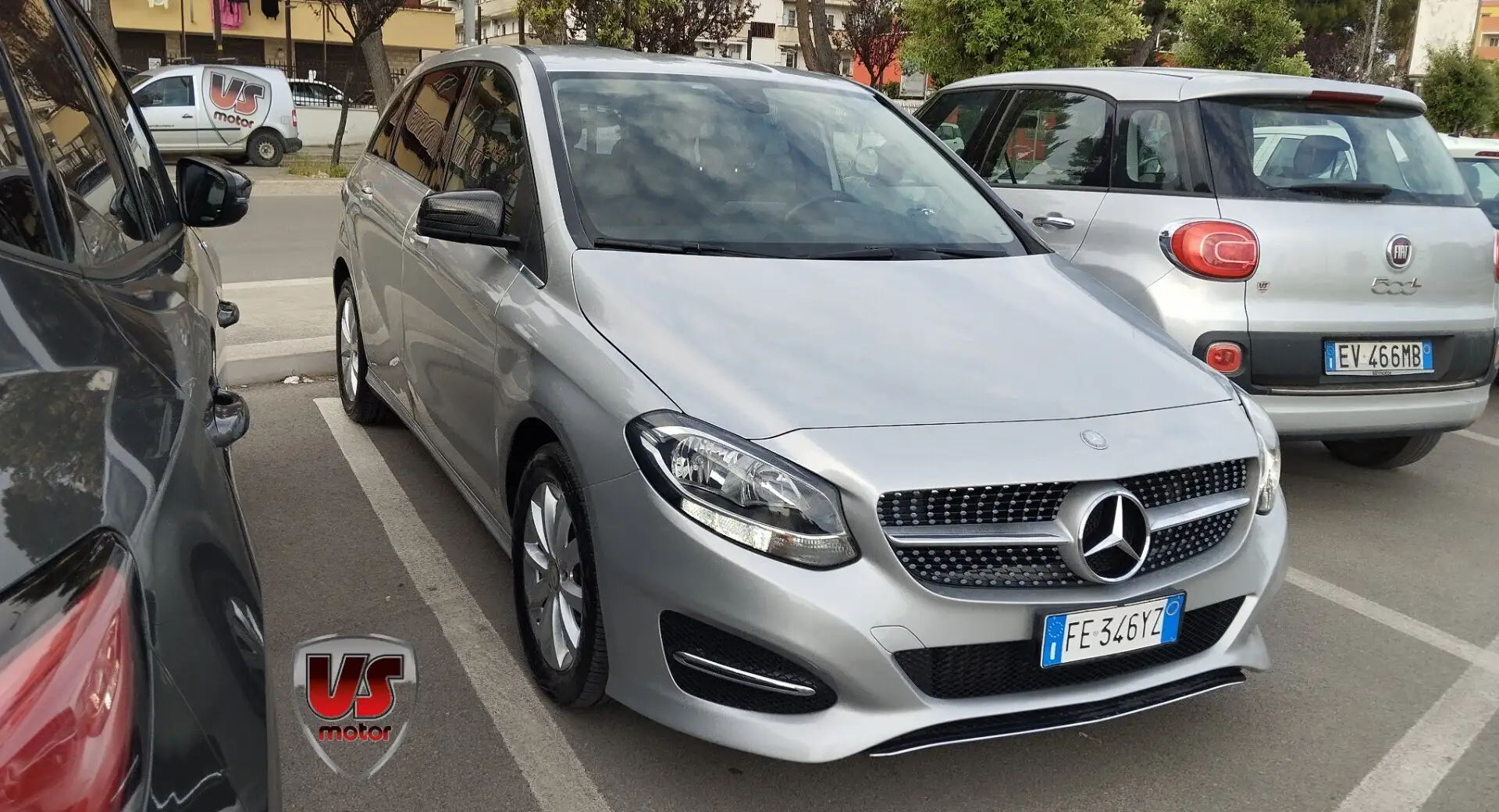 Mercedes-Benz B 180 B 180 d Automatic Premium Stříbrná - 1