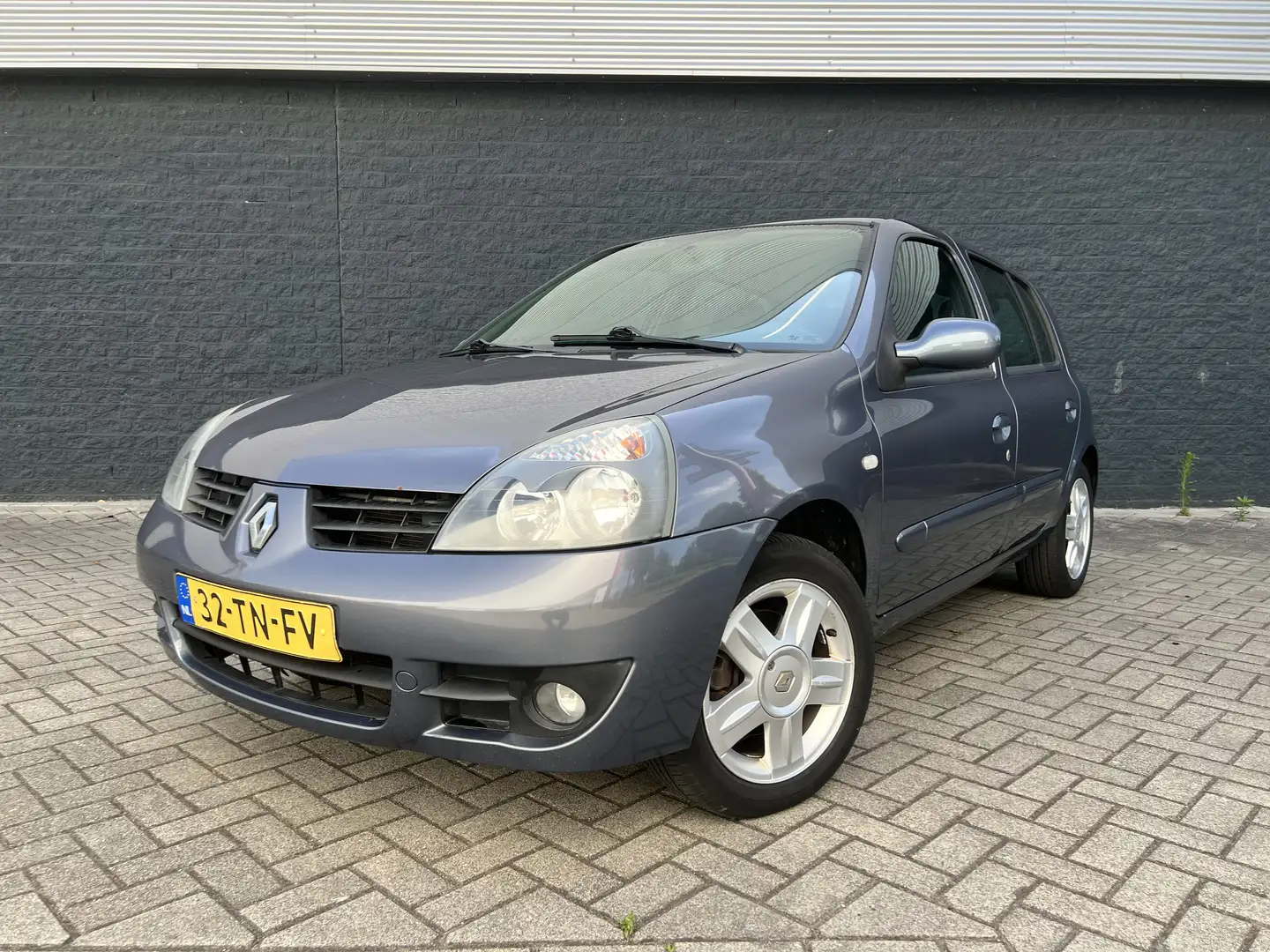 Renault Clio Renault Clio 1.2 16V E4 2006 Blauw NWE APK AIRCO Blauw - 1