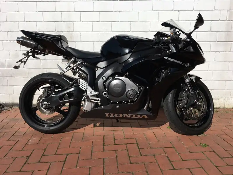 Honda CBR 1000 - foto 2