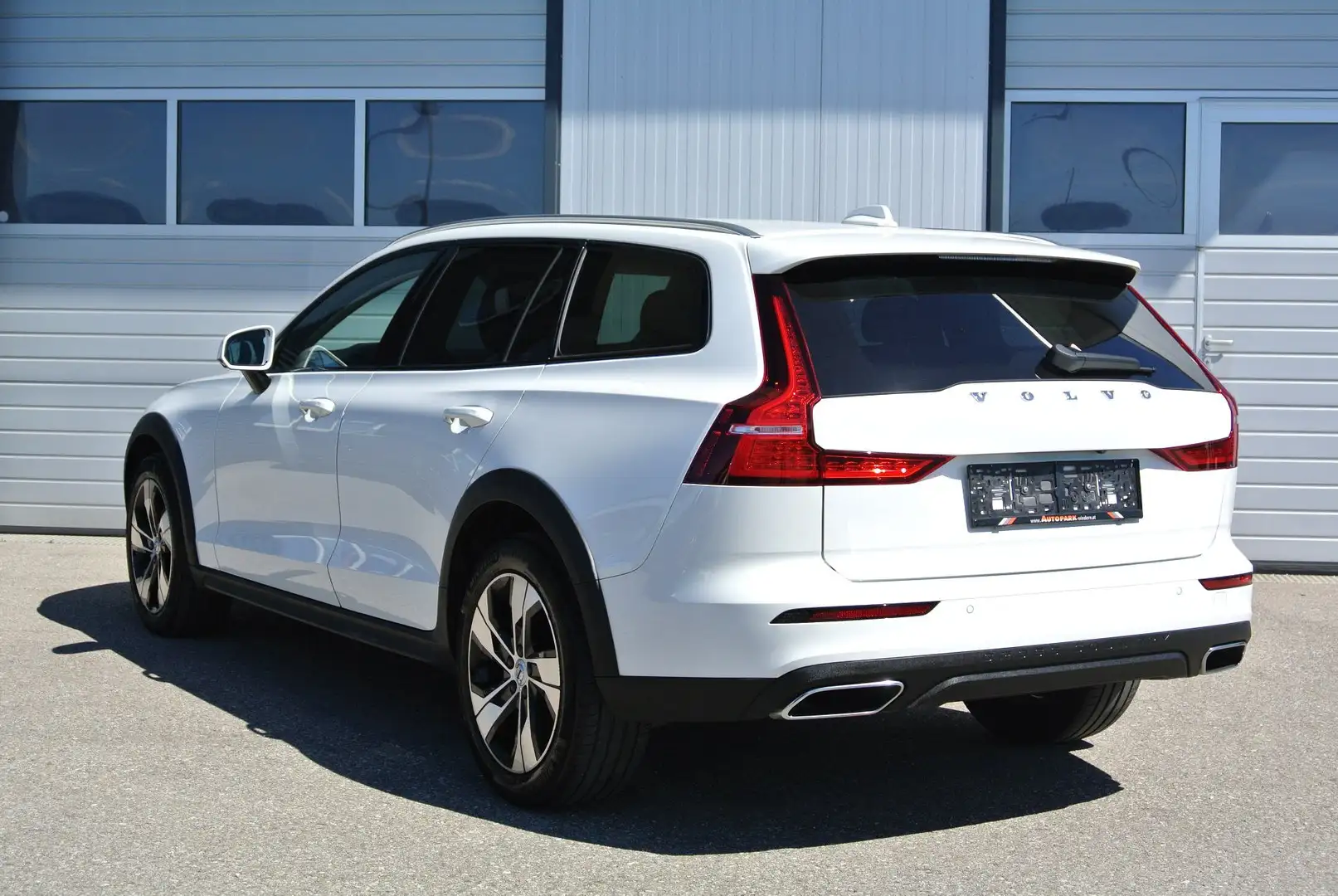 Volvo V60 Cross Country 2.0 B4 MHEV Geartronic 8g, AWD * LEDER * LED * Blanc - 2