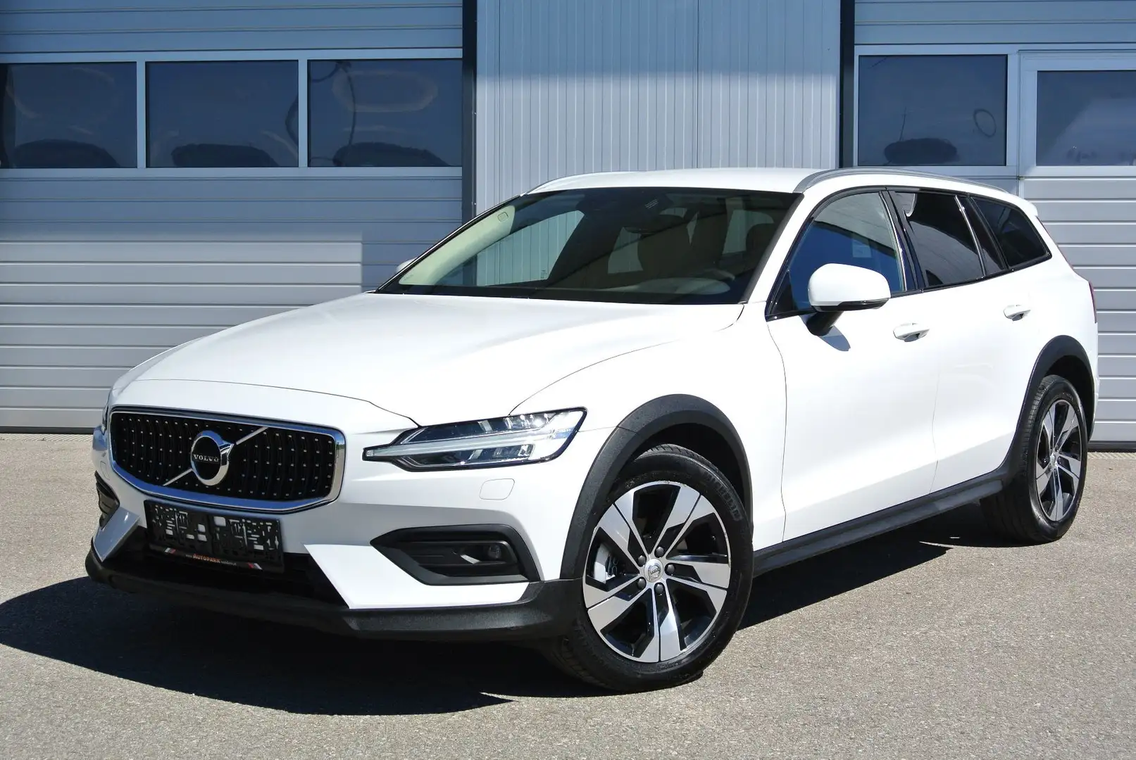 Volvo V60 Cross Country 2.0 B4 MHEV Geartronic 8g, AWD * LEDER * LED * Blanc - 1
