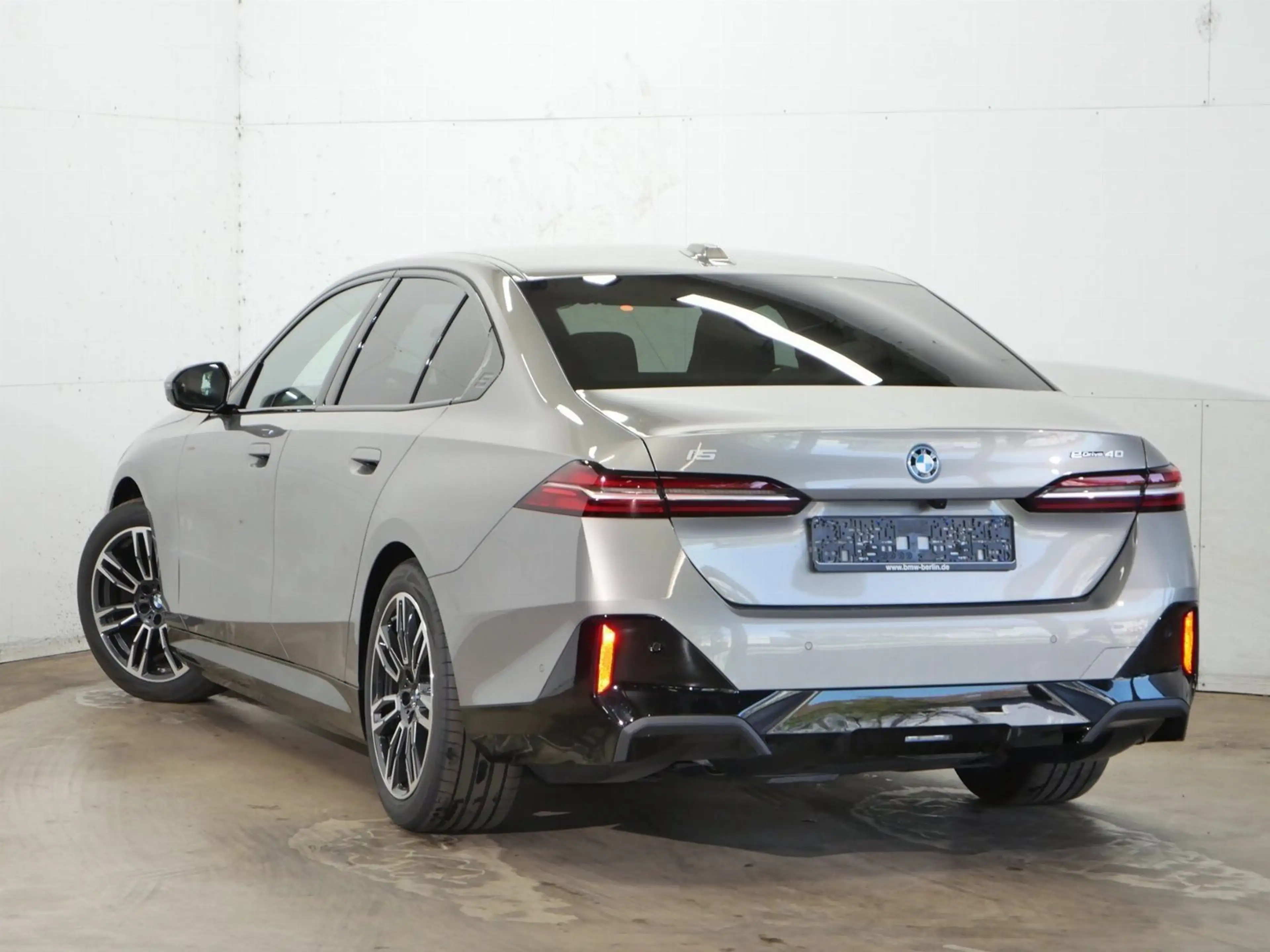 BMW i5 eDrive40 M Sport //Stop&Go AHK HeadUp B&W — photo 2