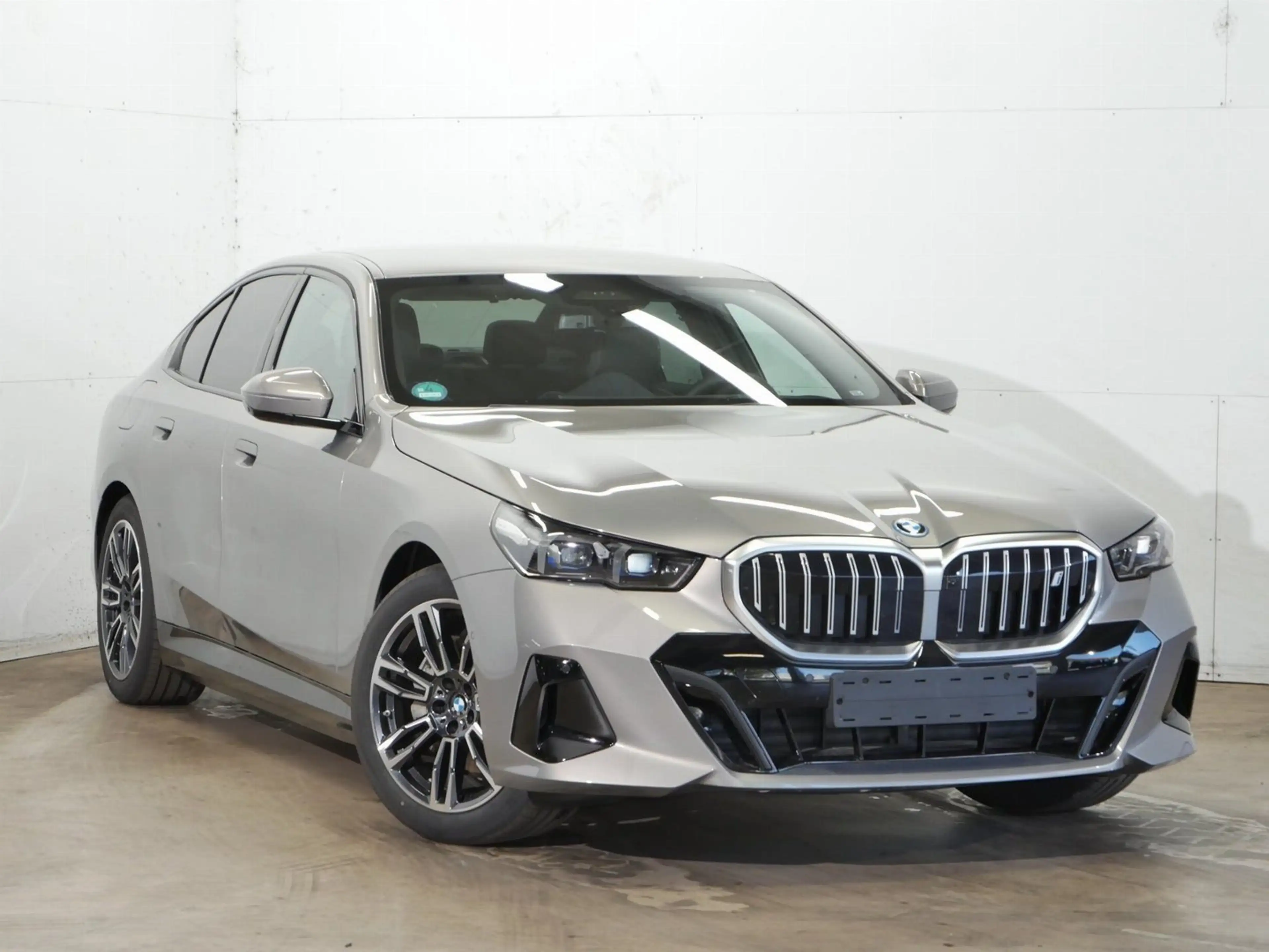 BMW i5 eDrive40 M Sport //Stop&Go AHK HeadUp B&W — photo 3