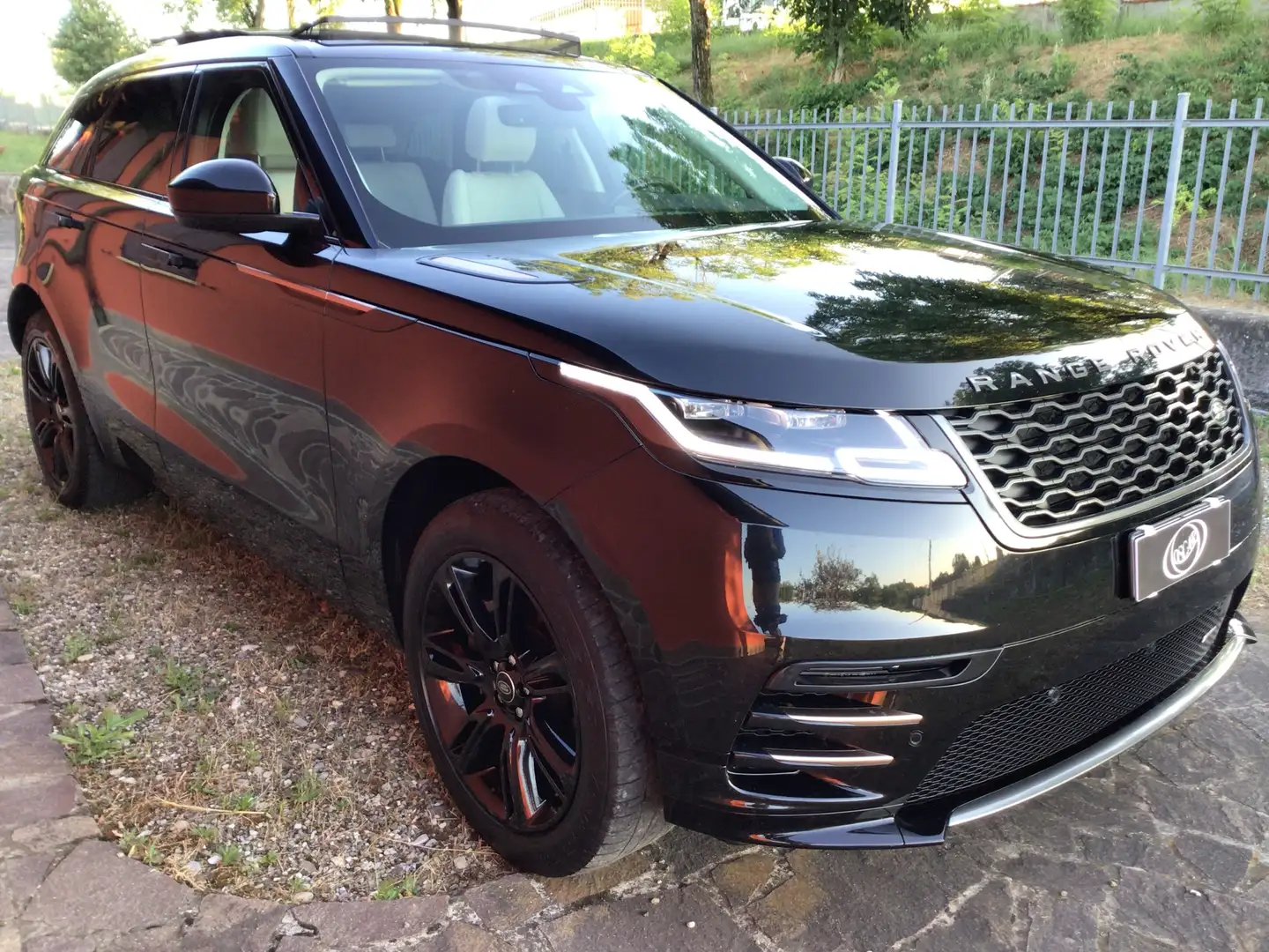 Land Rover Range Rover Velar Range Velar 2.0d i4 mhev R-Dynamic 4wd 204cv auto Nero - 1
