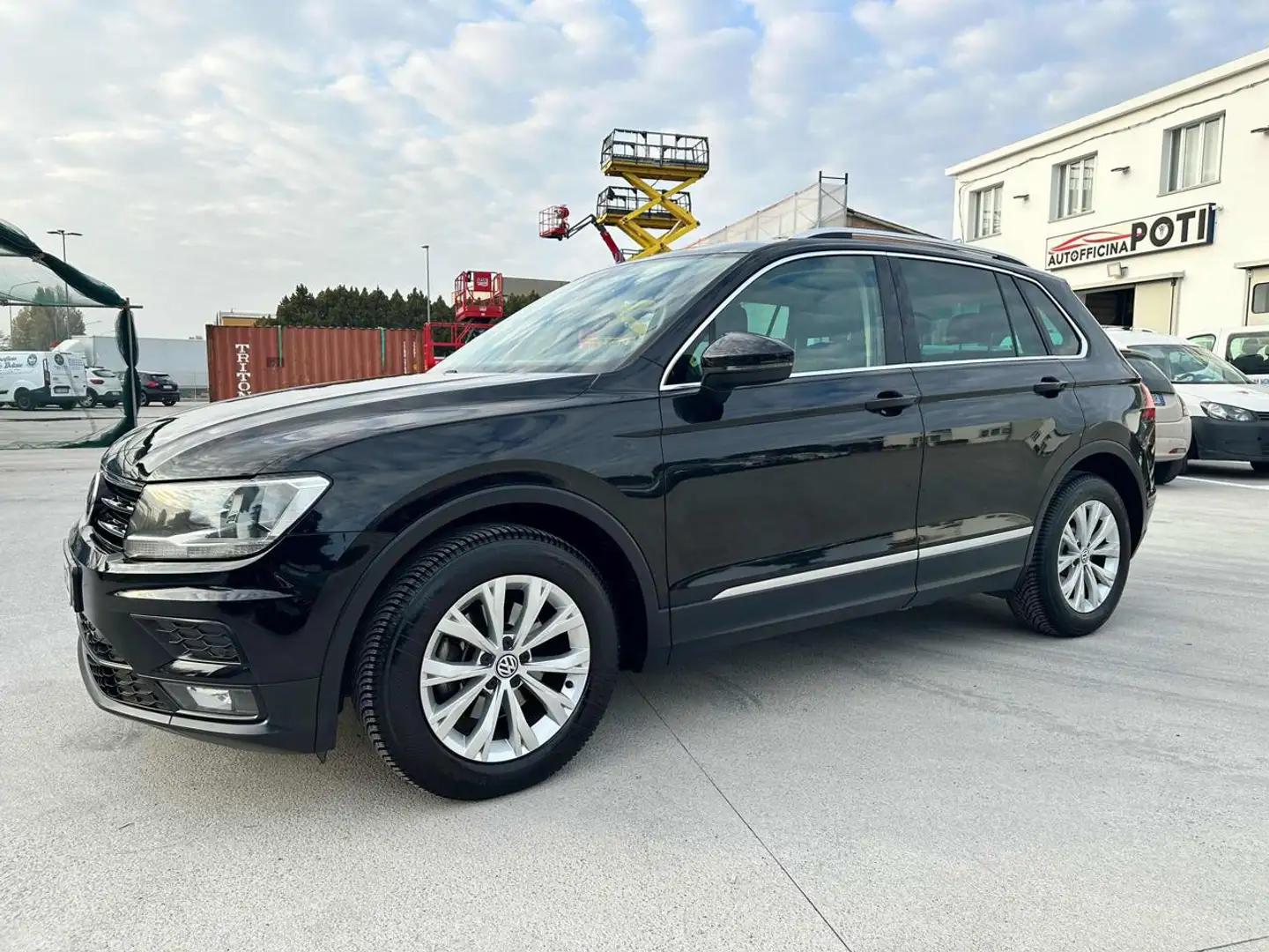Volkswagen Tiguan 2.0 TDI SCR DSG Advanced BlueMotion Technology Zwart - 1