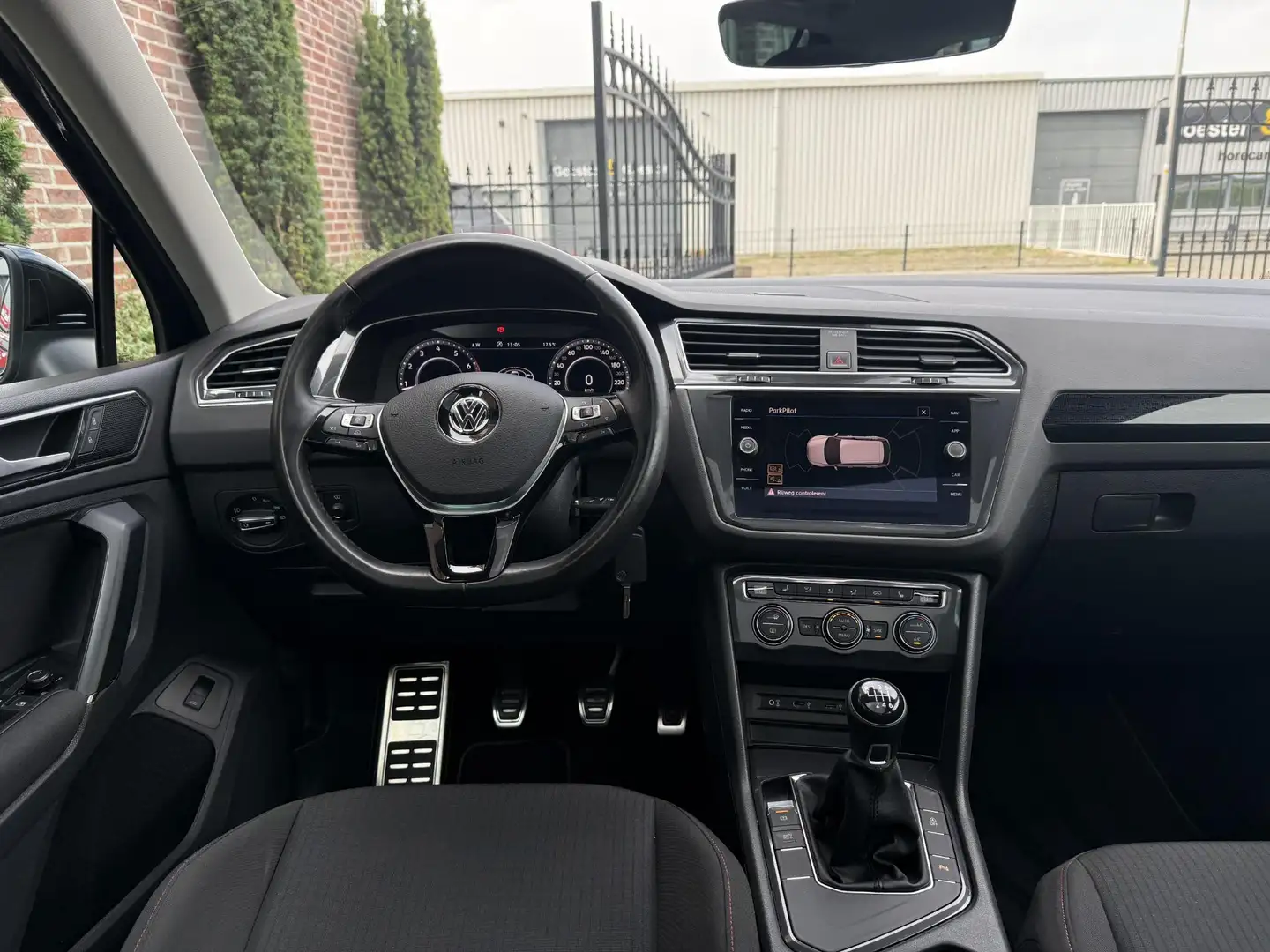 Volkswagen Tiguan 1.4 TSI ACT Comfortline Business R Zwart - 2