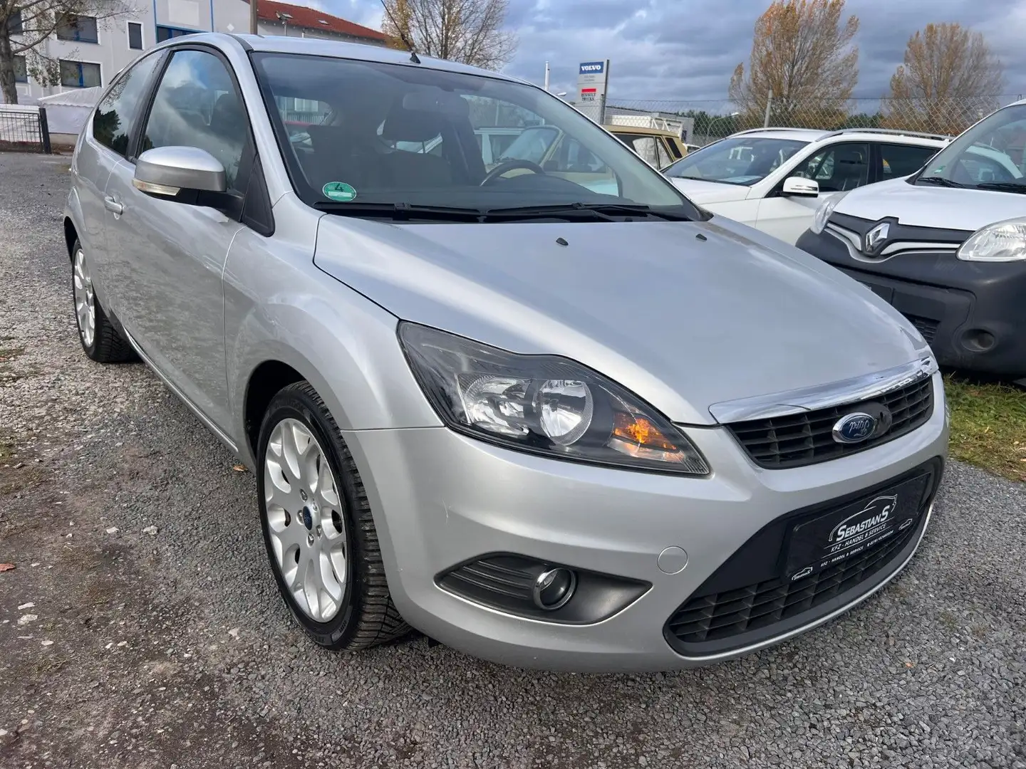 Ford Focus 1,6 Klima Allwetter Tüv+Insp. neu Silber - 1