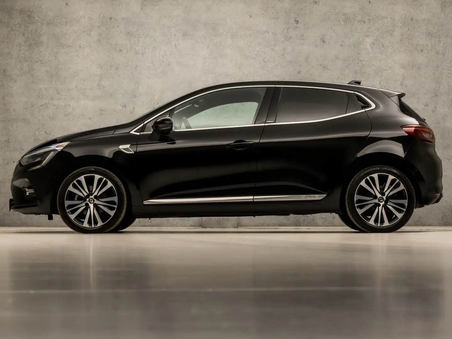 Renault Clio 1.6 E-Tech Hybrid 140 Initiale Paris 141Pk Automaa Zwart - 2