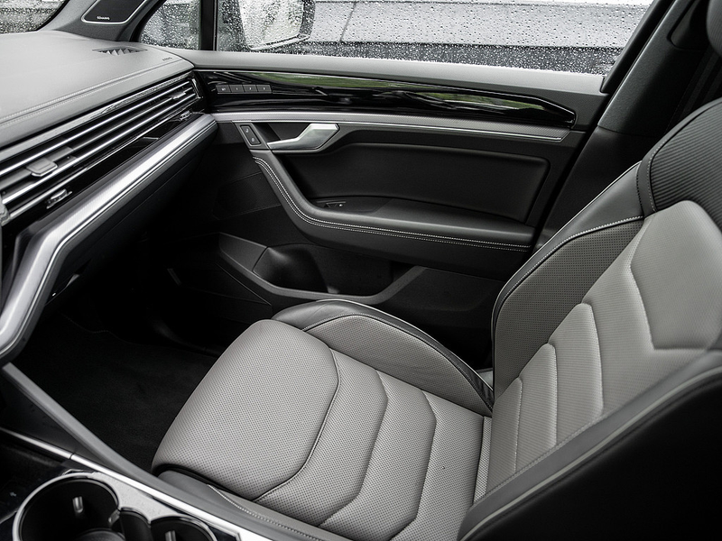 Volkswagen Touareg 3.0 V6 TDI R-Line 4M AHK 360° PANO — photo 9