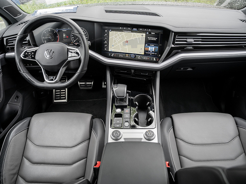 Volkswagen Touareg 3.0 V6 TDI R-Line 4M AHK 360° PANO — photo 5