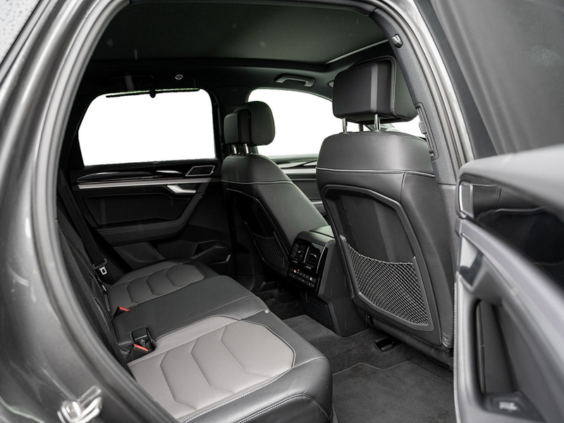 Volkswagen Touareg 3.0 V6 TDI R-Line 4M AHK 360° PANO — photo 3