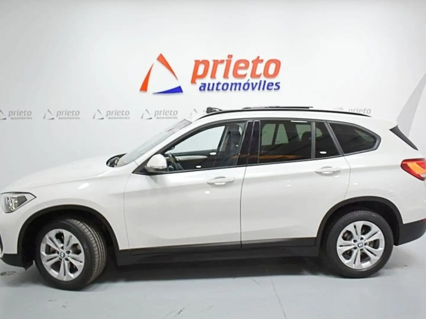 BMW X1 sDrive 18dA Corporate Blanco - 2