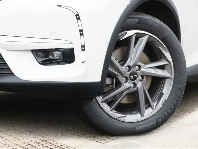 DS Automobiles DS 7 Crossback view 4