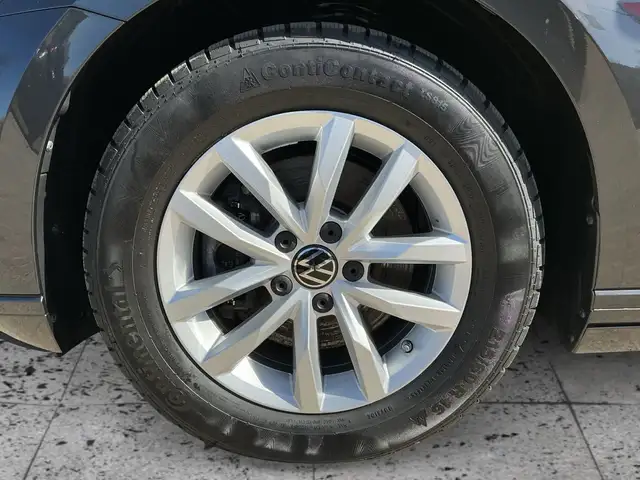 Volkswagen Passat view 8