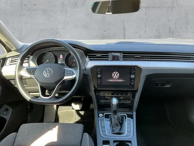Volkswagen Passat view 9