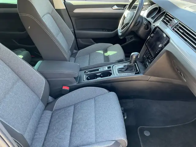 Volkswagen Passat view 13