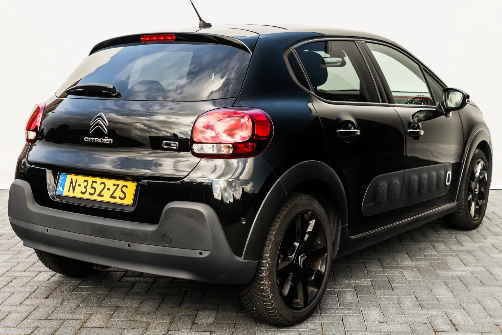 Citroen C3 1.2 PureTech S&S Shine AUTOMAAT RIJKLAAR INCL GARA Zwart - 2