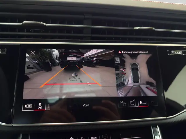Audi Q8 view 13
