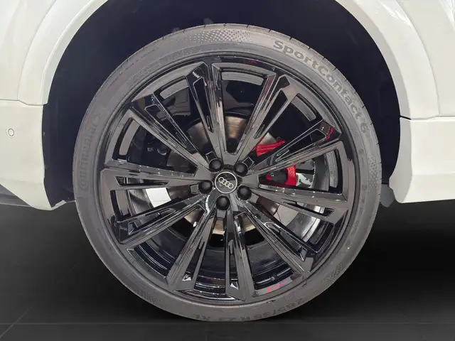 Audi Q8 view 7