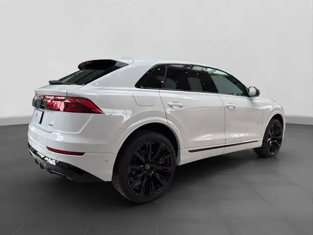 Audi Q8 view 3
