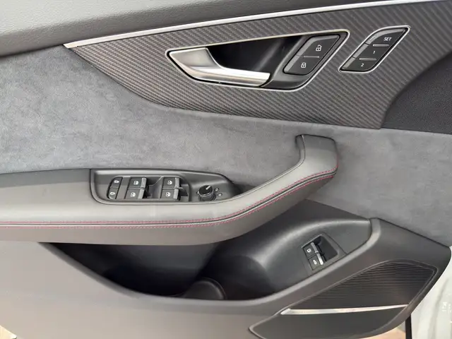 Audi Q8 view 8