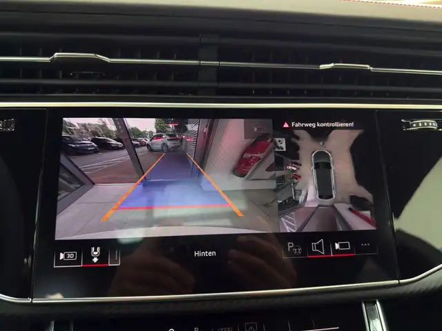 Audi Q8 view 12