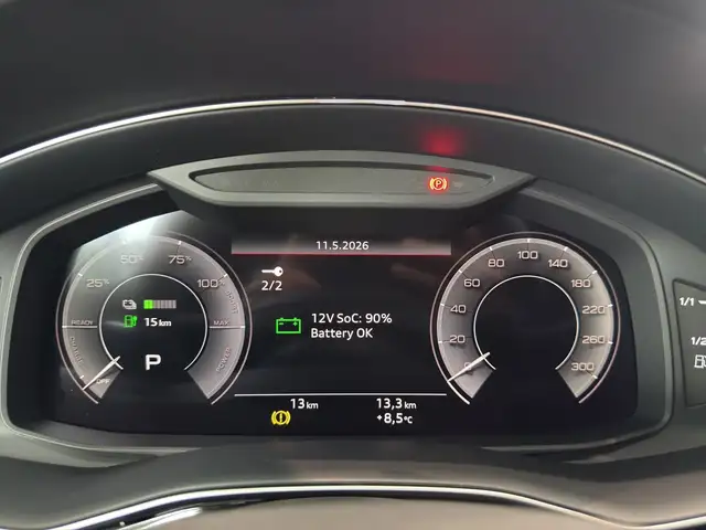 Audi Q8 view 10