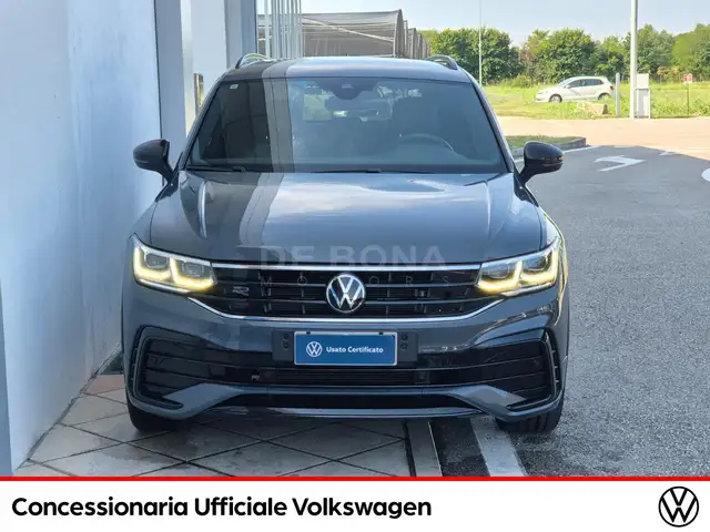 Volkswagen Tiguan view 3