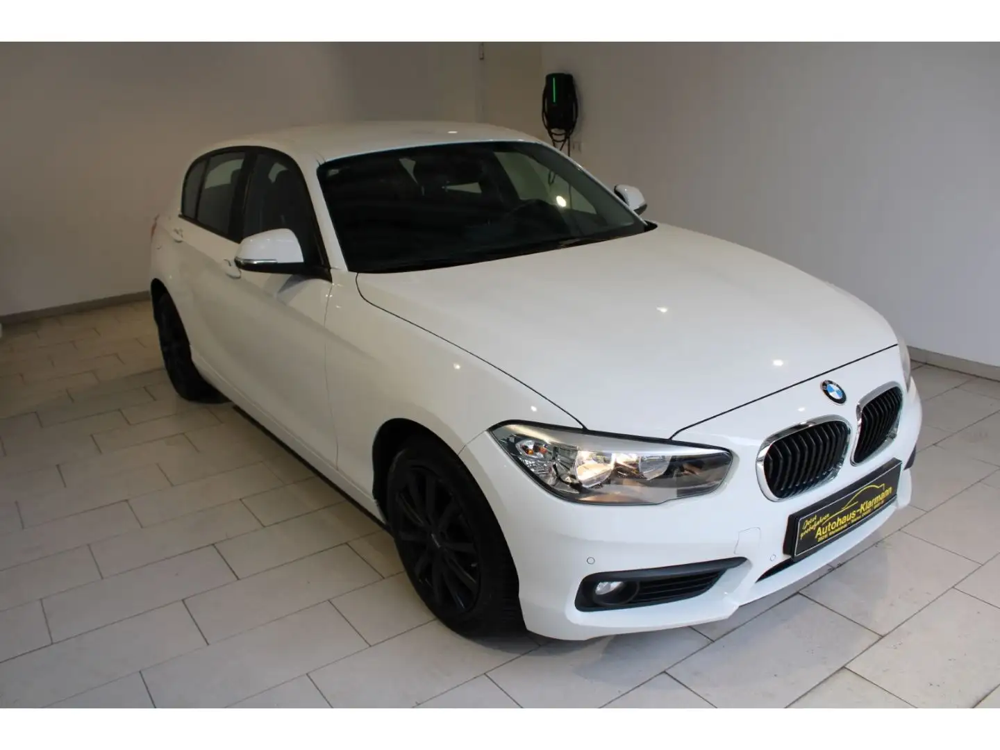 BMW 120 i Advantage Navi Mehrzonenklima Fahrerprofil Weiß - 2