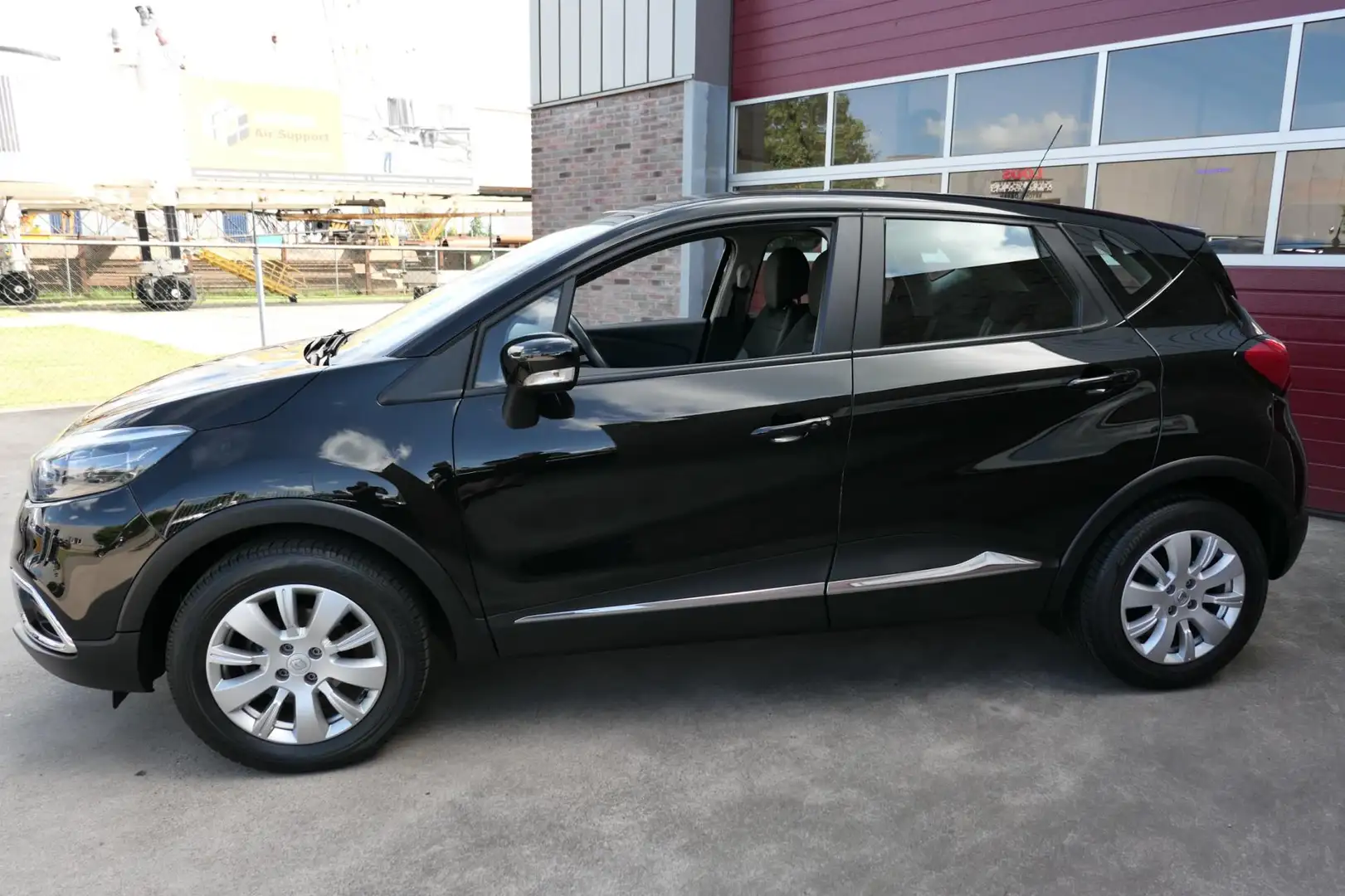 Renault Captur 0.9 TCe Expression, 51.500 KM, Trekhaak, Airco, Na Zwart - 2