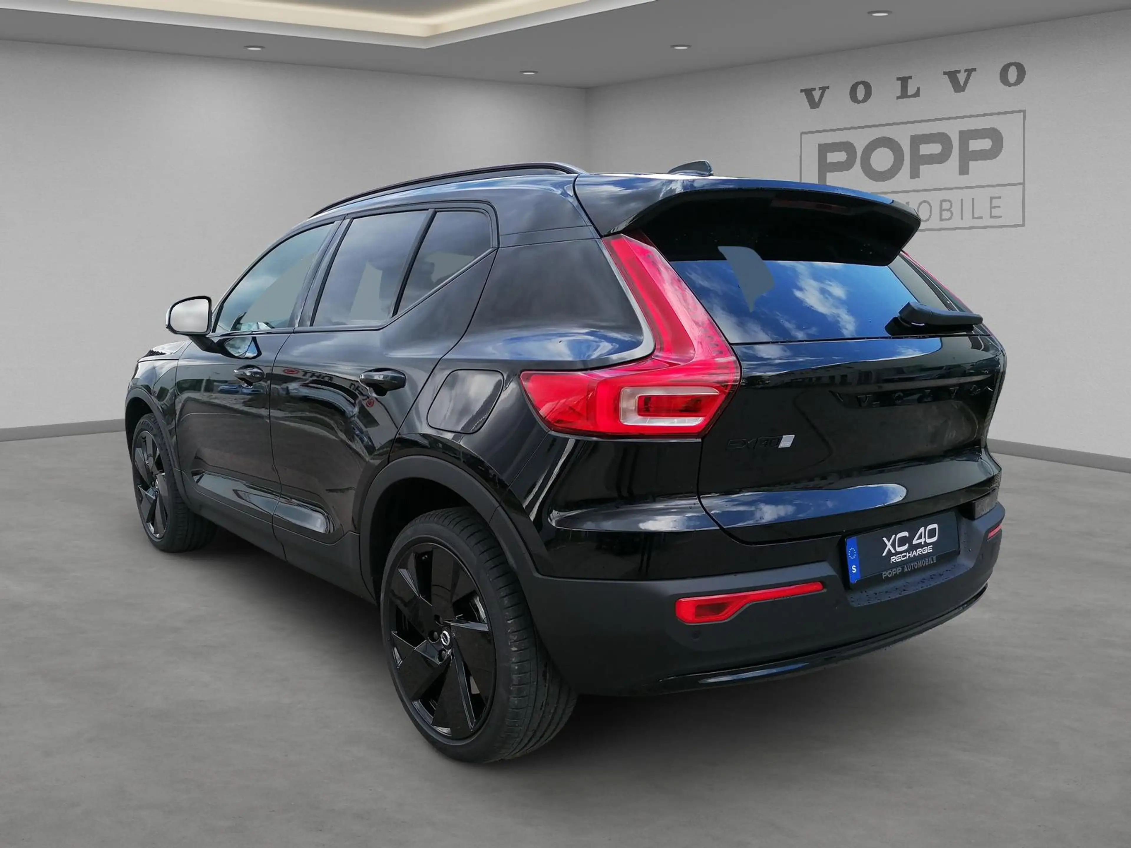Volvo EX40 Single Ext. Range RWD Plus Black Edition — photo 11